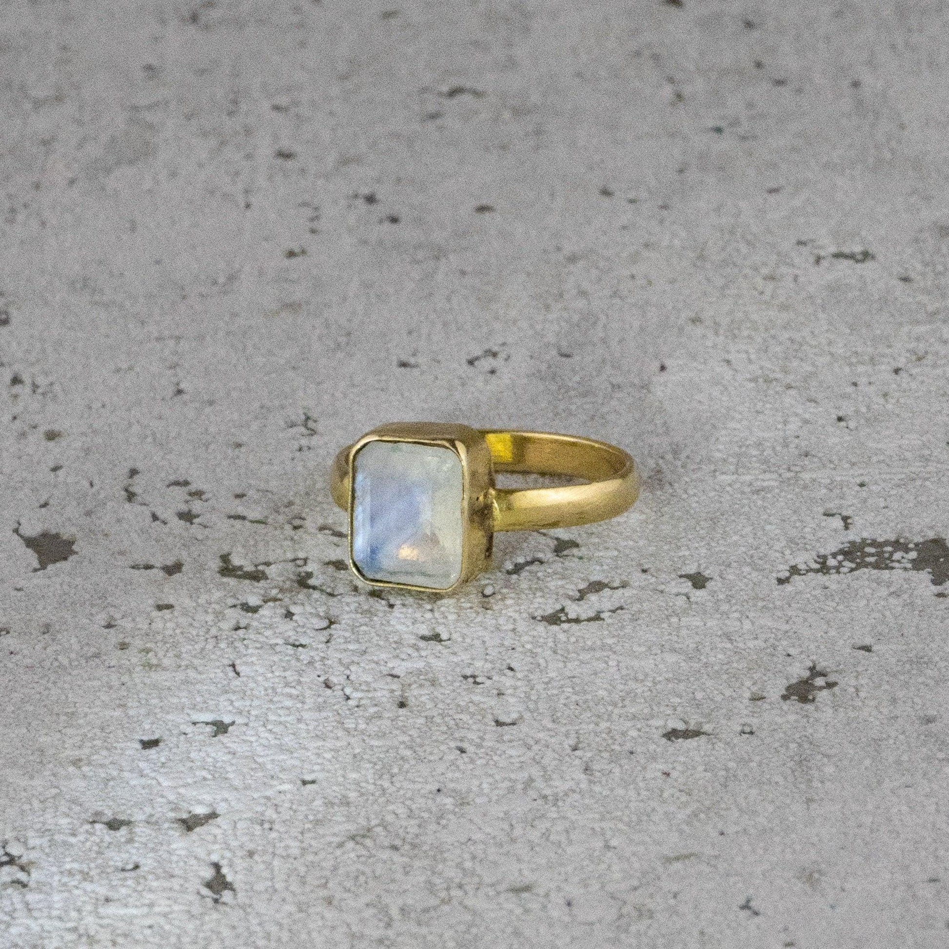 Mondstein Ring Gold - Edler Oktagon Schliff 10x8mm - Massives Messing - Magisches Leuchten - Wasserfester Boho Statement Ring - Naiza RSM1