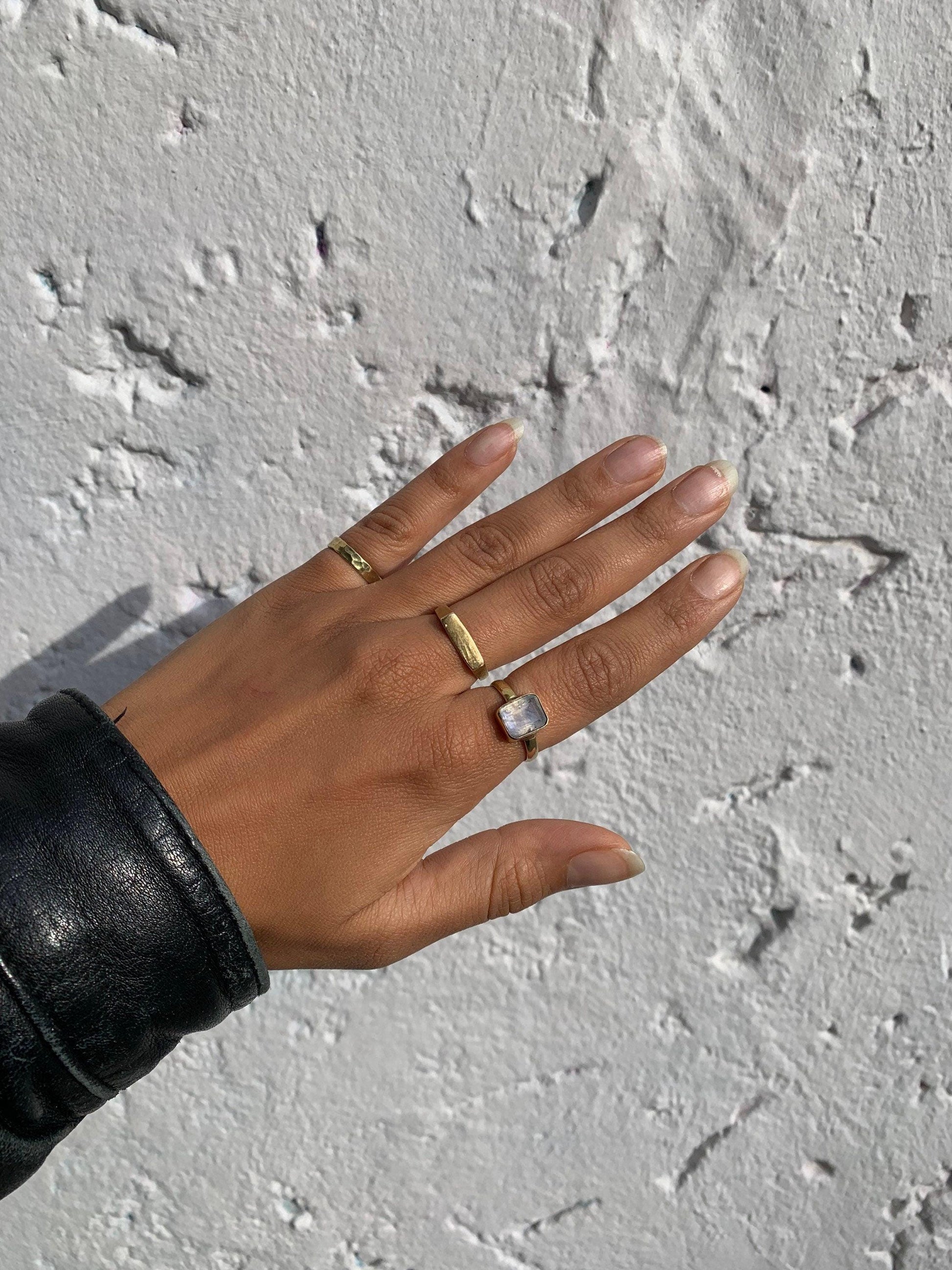 Mondstein Ring Gold - Edler Oktagon Schliff 10x8mm - Massives Messing - Magisches Leuchten - Wasserfester Boho Statement Ring - Naiza RSM1