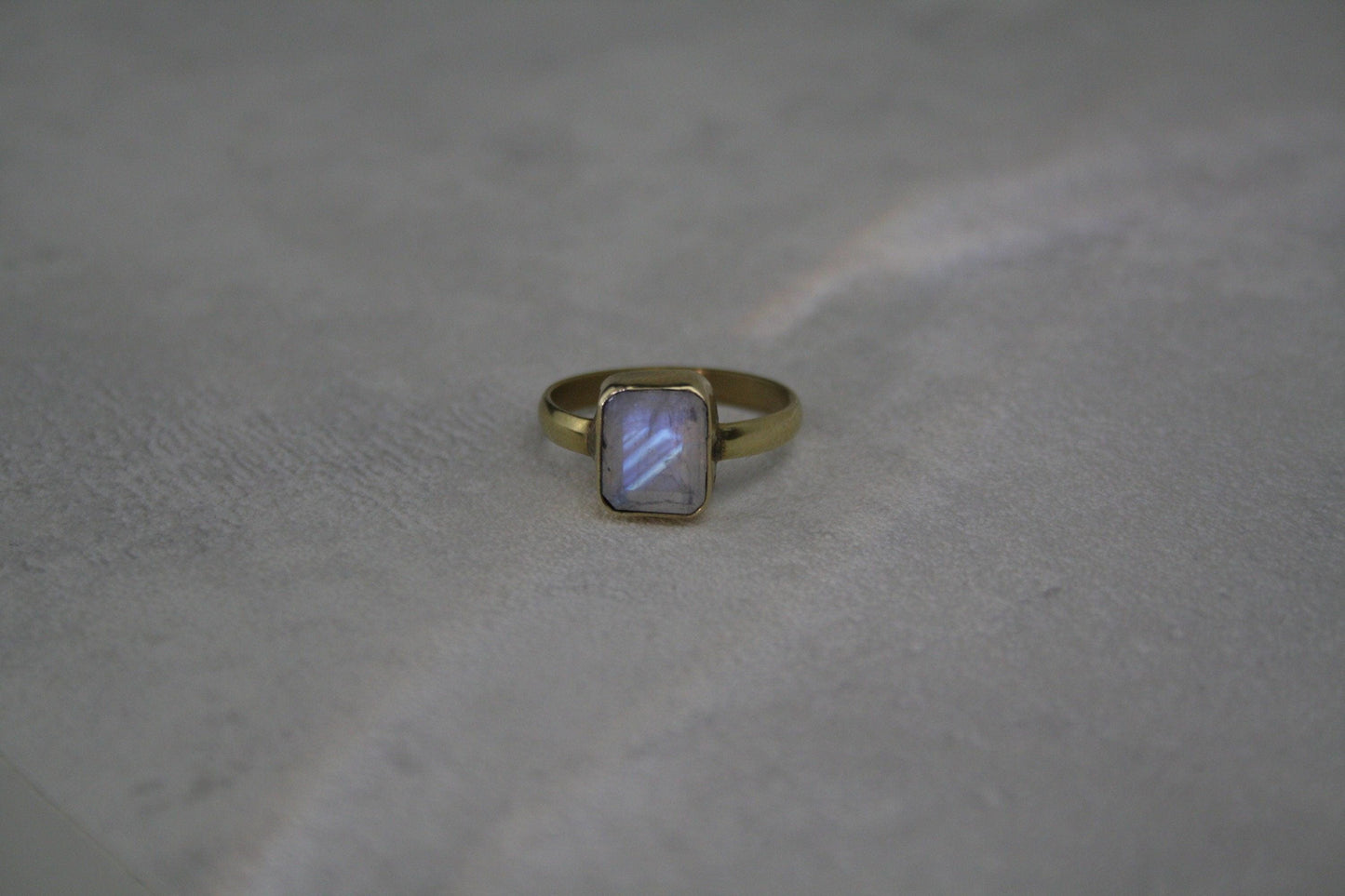 Mondstein Ring Gold - Edler Oktagon Schliff 10x8mm - Massives Messing - Magisches Leuchten - Wasserfester Boho Statement Ring - Naiza RSM1