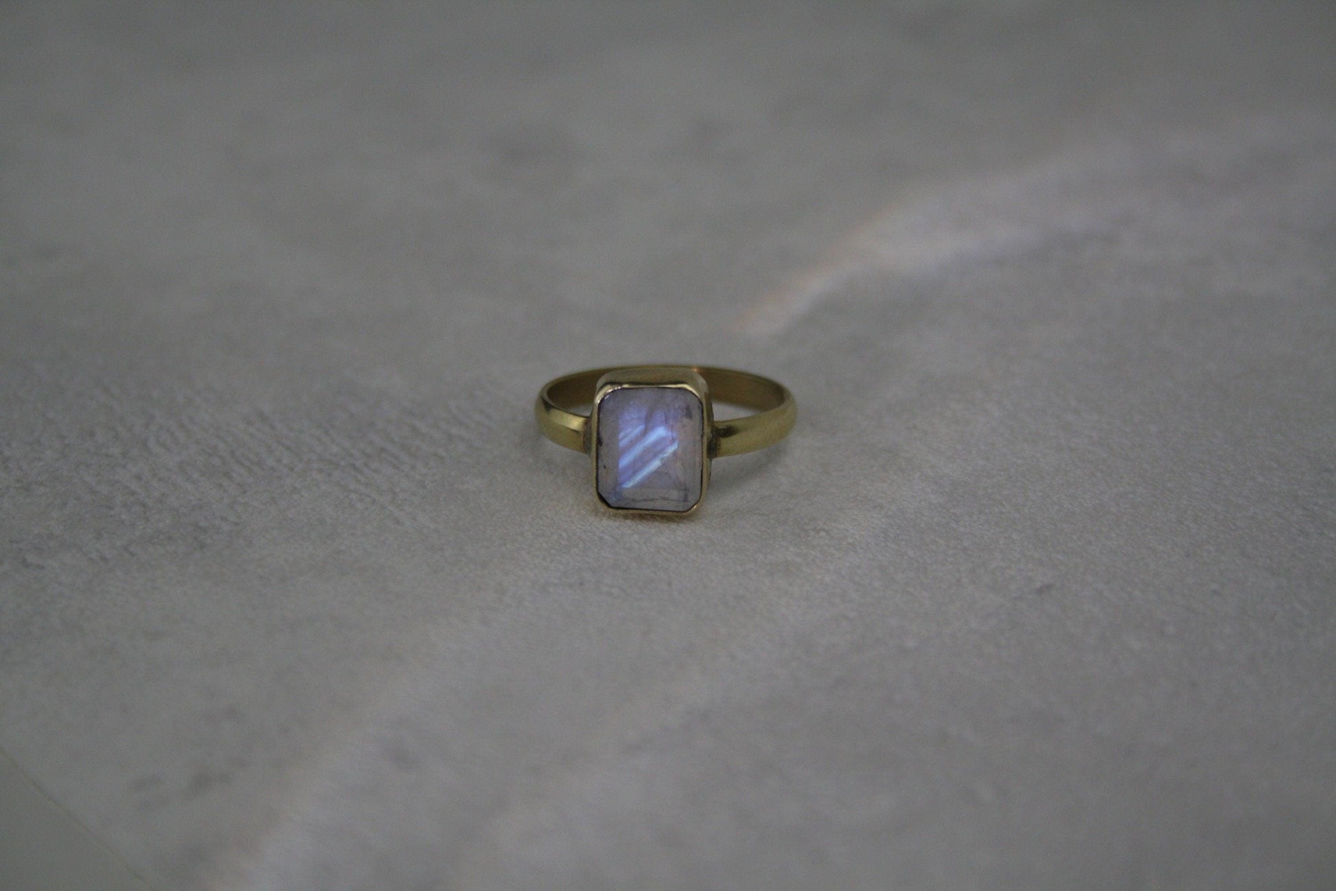 Mondstein Ring Gold - Edler Oktagon Schliff 10x8mm - Massives Messing - Magisches Leuchten - Wasserfester Boho Statement Ring - Naiza RSM1