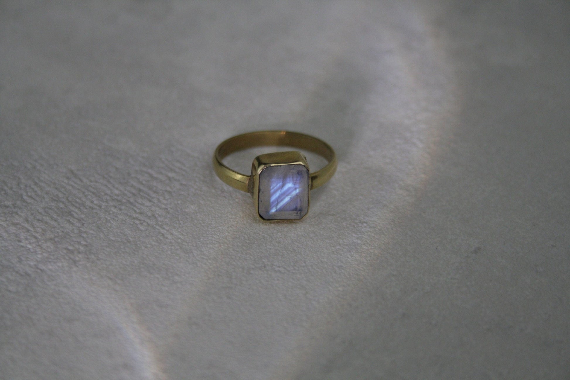 Mondstein Ring Gold - Edler Oktagon Schliff 10x8mm - Massives Messing - Magisches Leuchten - Wasserfester Boho Statement Ring - Naiza RSM1