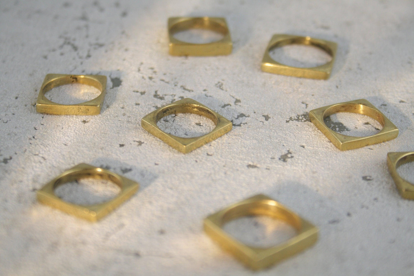 Minimalistischer Messingring – quadratischer goldfarbener Ring, geometrischer Statement Ring, stapelbar & zeitlos - RB8