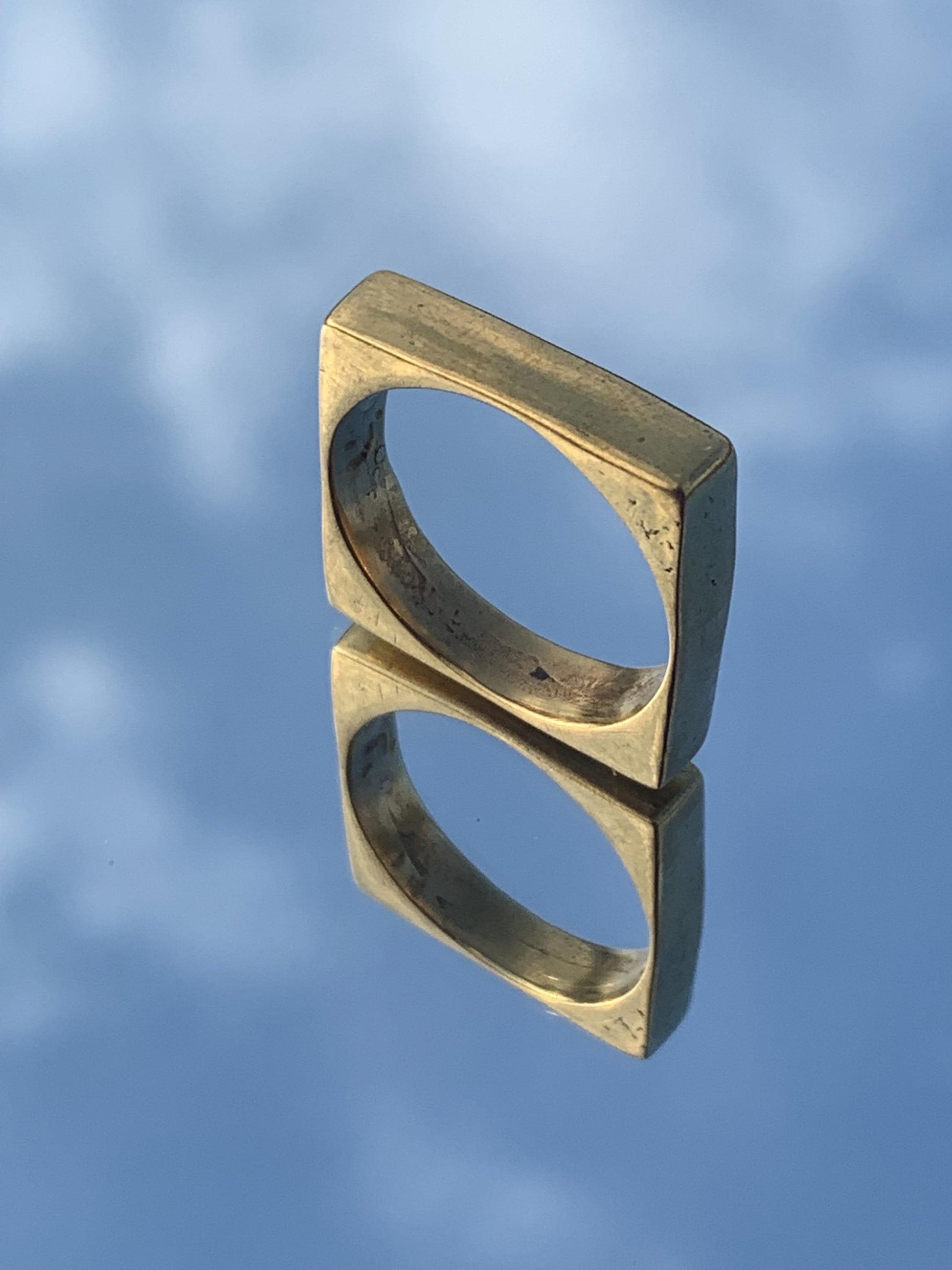 Minimalistischer Messingring – quadratischer goldfarbener Ring, geometrischer Statement Ring, stapelbar & zeitlos - RB8