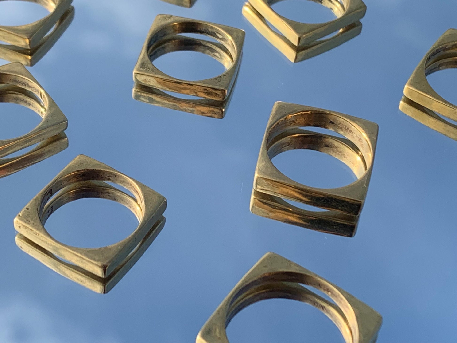 Minimalistischer Messingring – quadratischer goldfarbener Ring, geometrischer Statement Ring, stapelbar & zeitlos - RB8