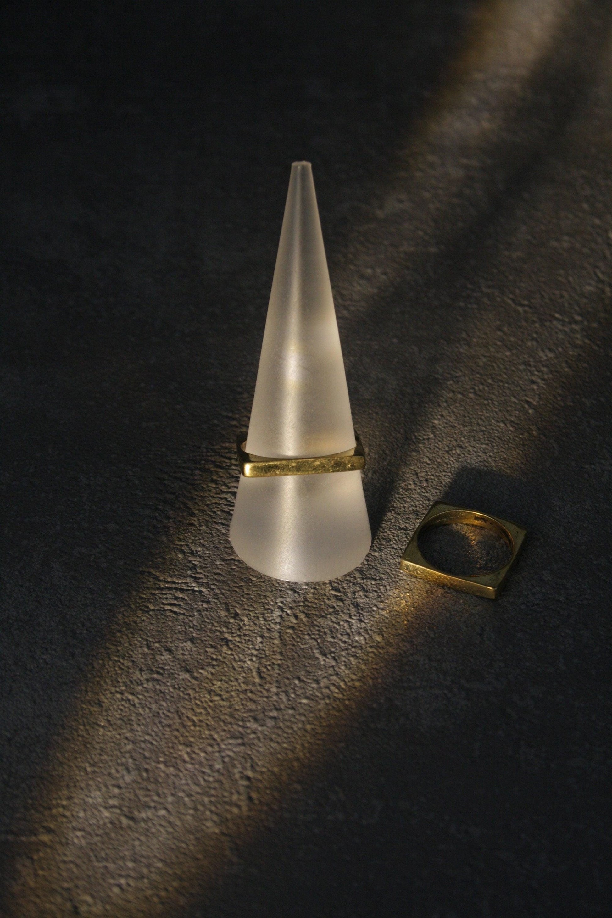 Minimalistischer Messingring – quadratischer goldfarbener Ring, geometrischer Statement Ring, stapelbar & zeitlos - RB8