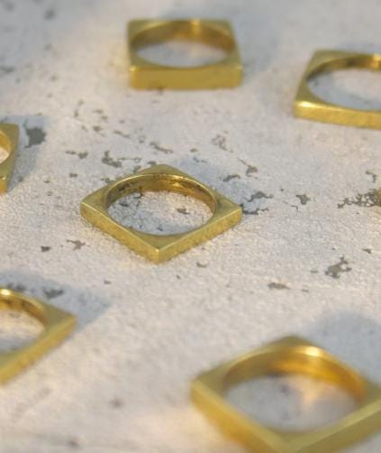 Minimalistischer Messingring – quadratischer goldfarbener Ring, geometrischer Statement Ring, stapelbar & zeitlos - RB8