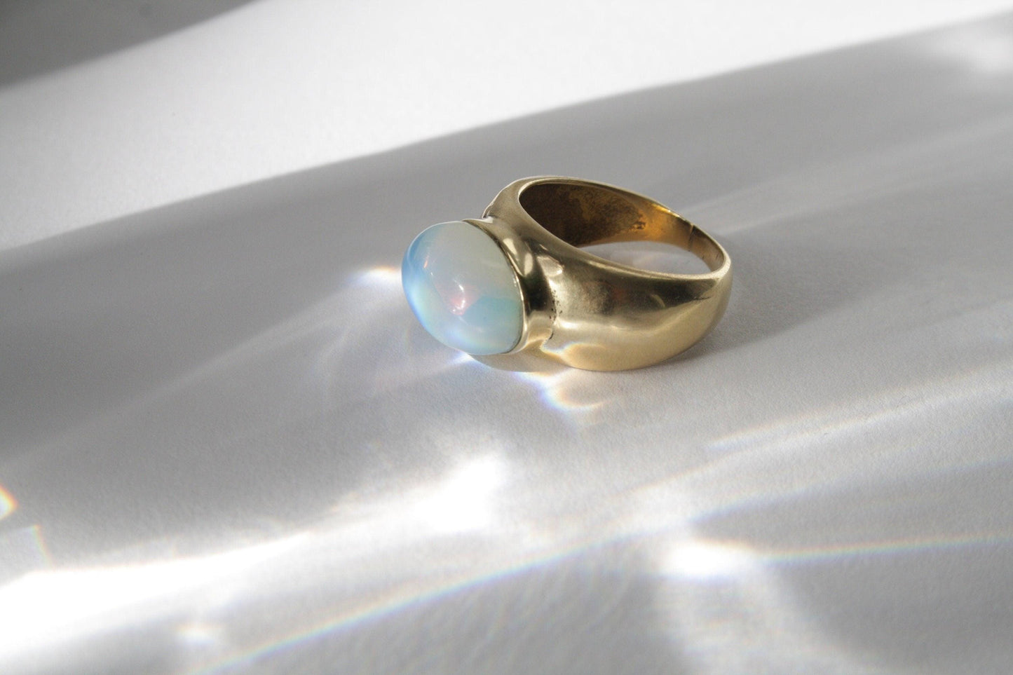 Opal Siegelring Gold - Massives Messing - Ovaler Stein 10x8mm - Leuchtendes Blau - Synthetischer Opal Wasserfest Chunky Boho Ring RSL4
