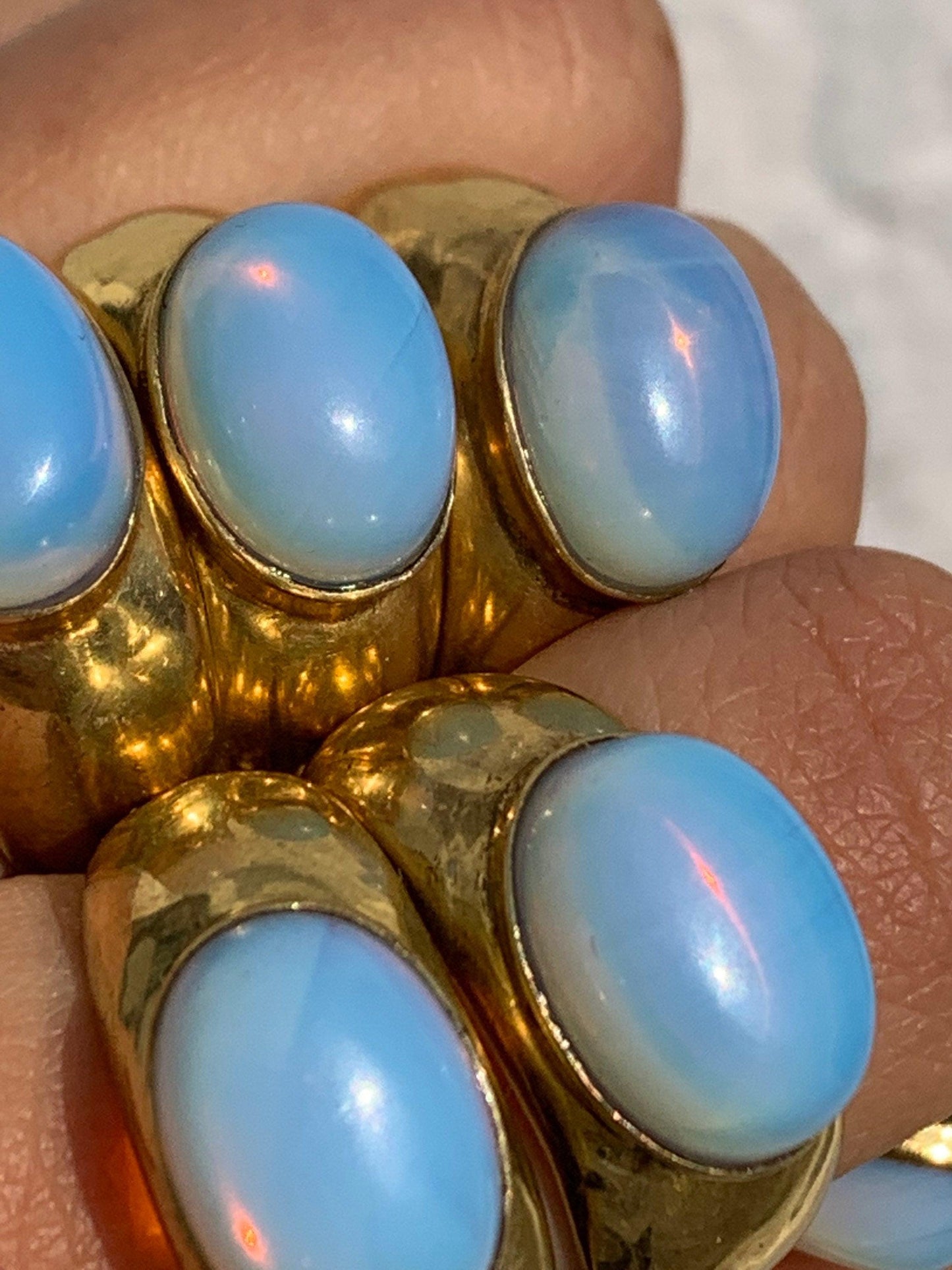 Opal Siegelring Gold - Massives Messing - Ovaler Stein 10x8mm - Leuchtendes Blau - Synthetischer Opal Wasserfest Chunky Boho Ring RSL4