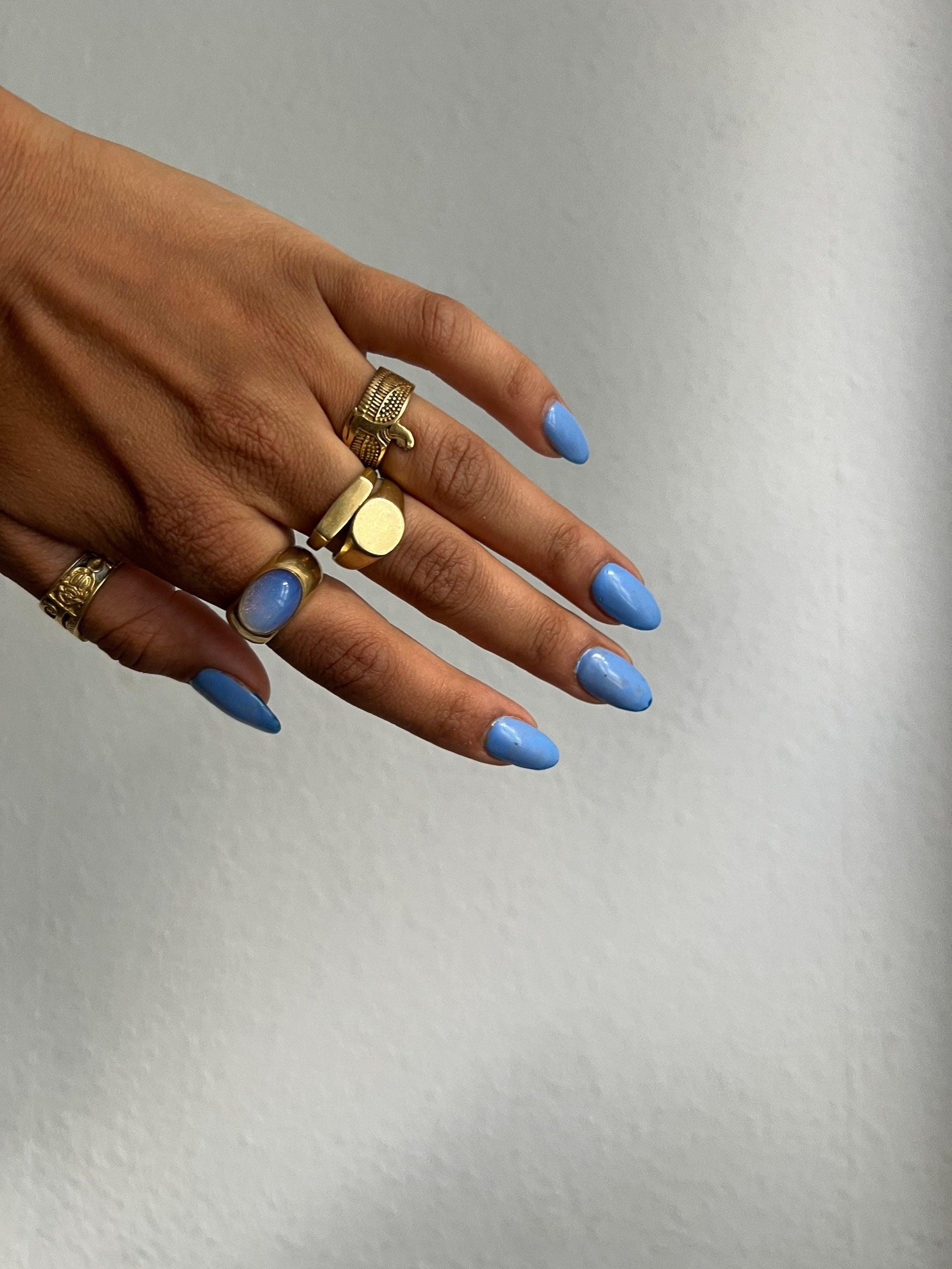 Opal Siegelring Gold - Massives Messing - Ovaler Stein 10x8mm - Leuchtendes Blau - Synthetischer Opal Wasserfest Chunky Boho Ring RSL4