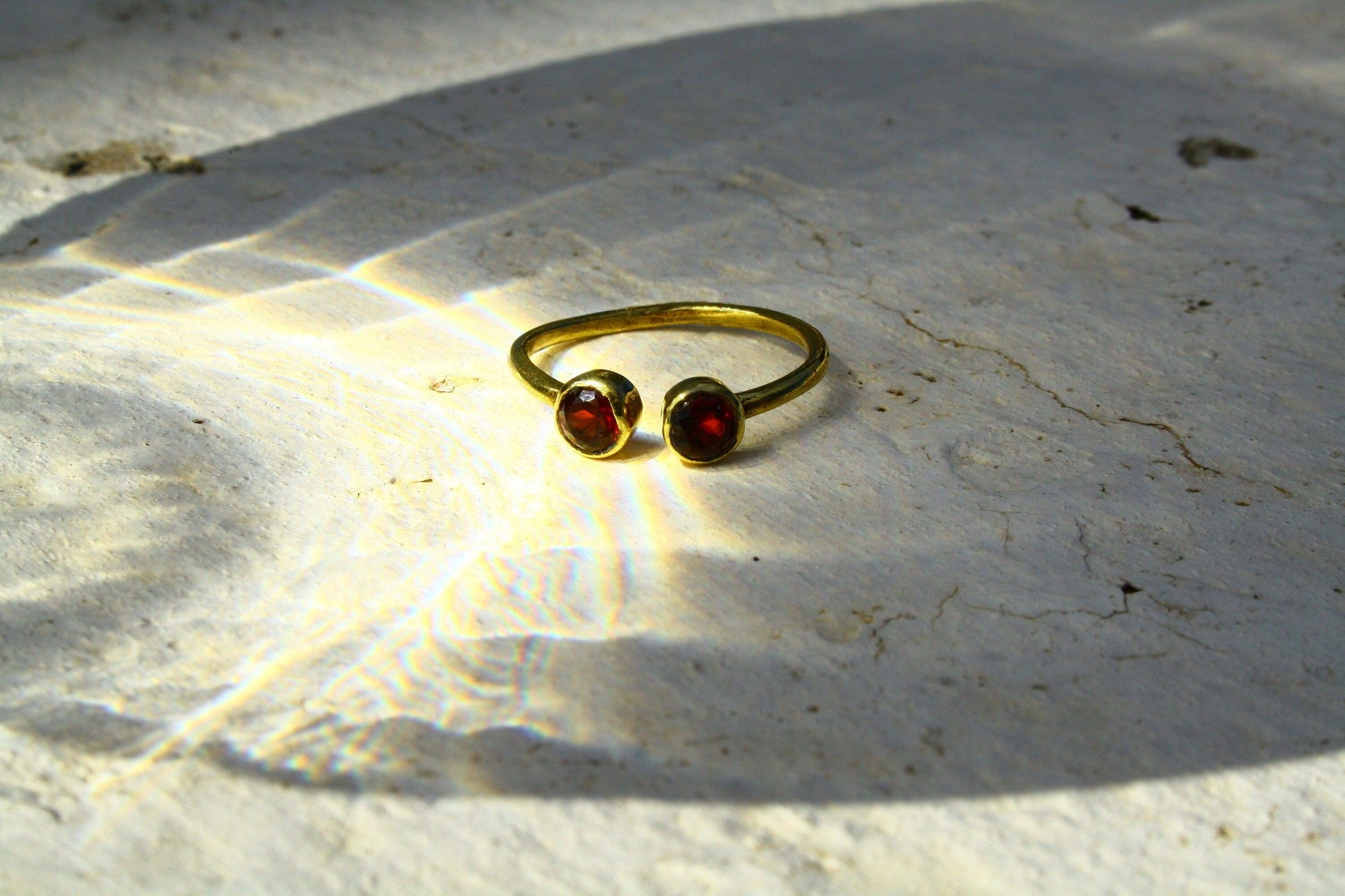 Messingring mit rotem Granat, Granatschmuck, Granatstein, Echtsteinschmuck, Handgemacht