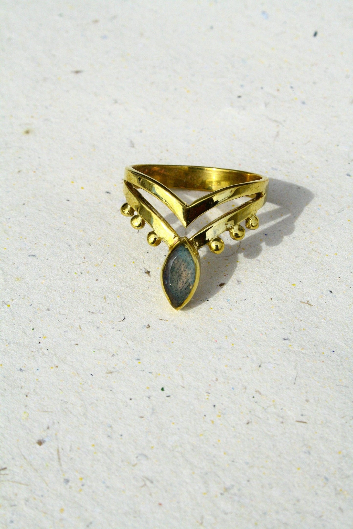 Verzierter Messingring mit Labradorit, Heilstein, Edelstein Schmuck - RSM7