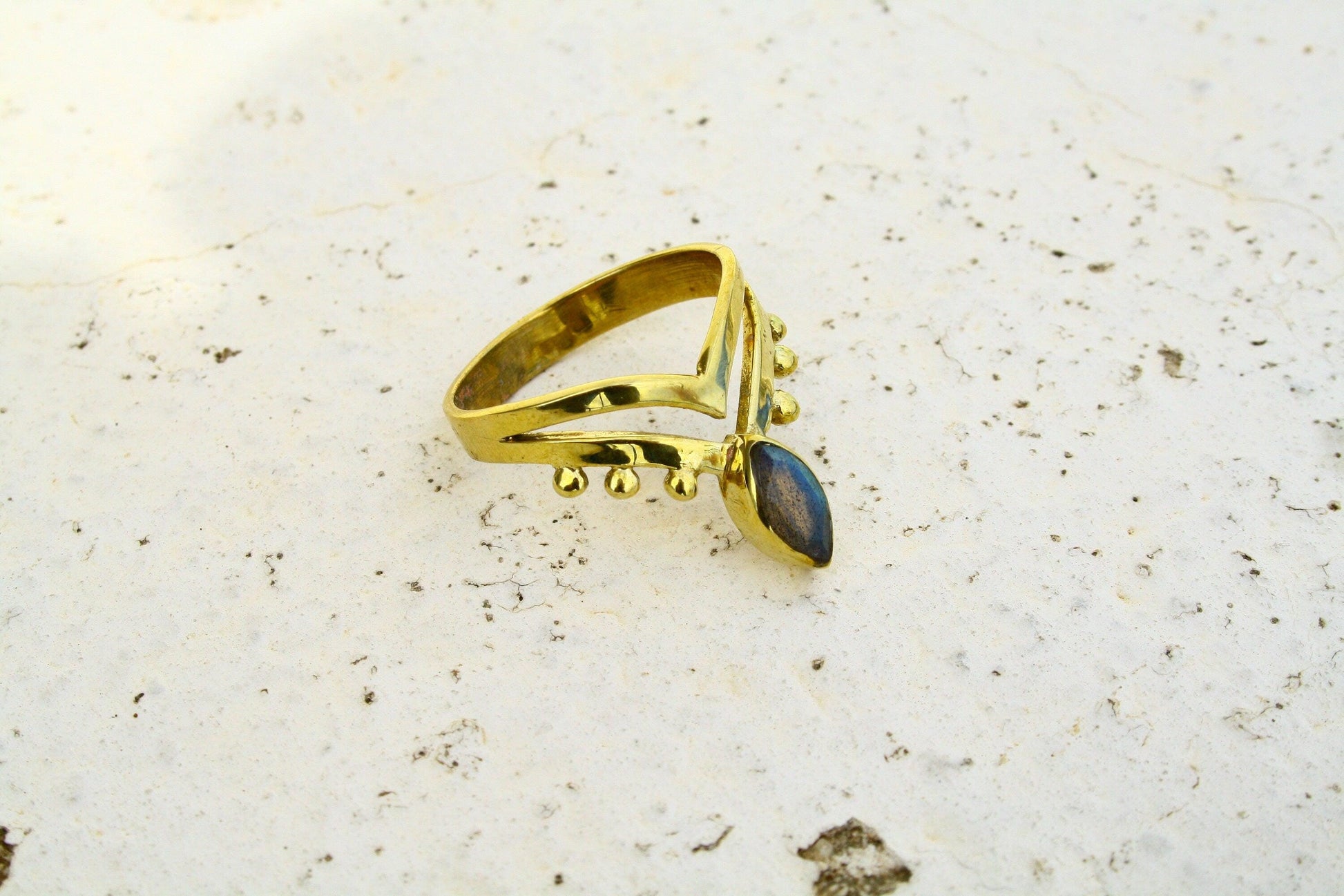 Verzierter Messingring mit Labradorit, Heilstein, Edelstein Schmuck - RSM7
