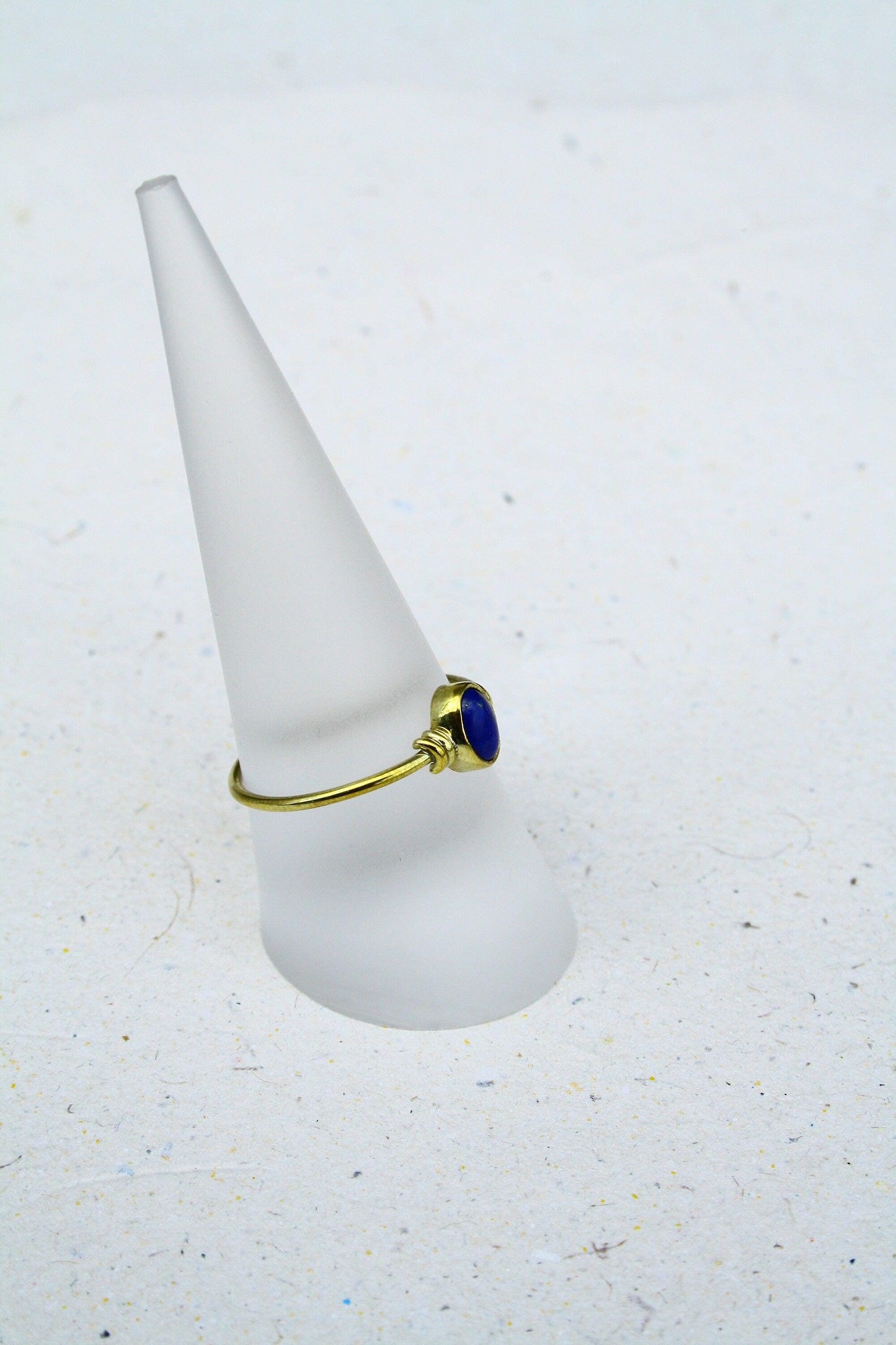 Zarter Lapislazuli Ring aus Messing | Goldener Naturstein Ring Blau | Handgefertigter Boho Schmuck & Minimalistisches Geschenk – RSS1
