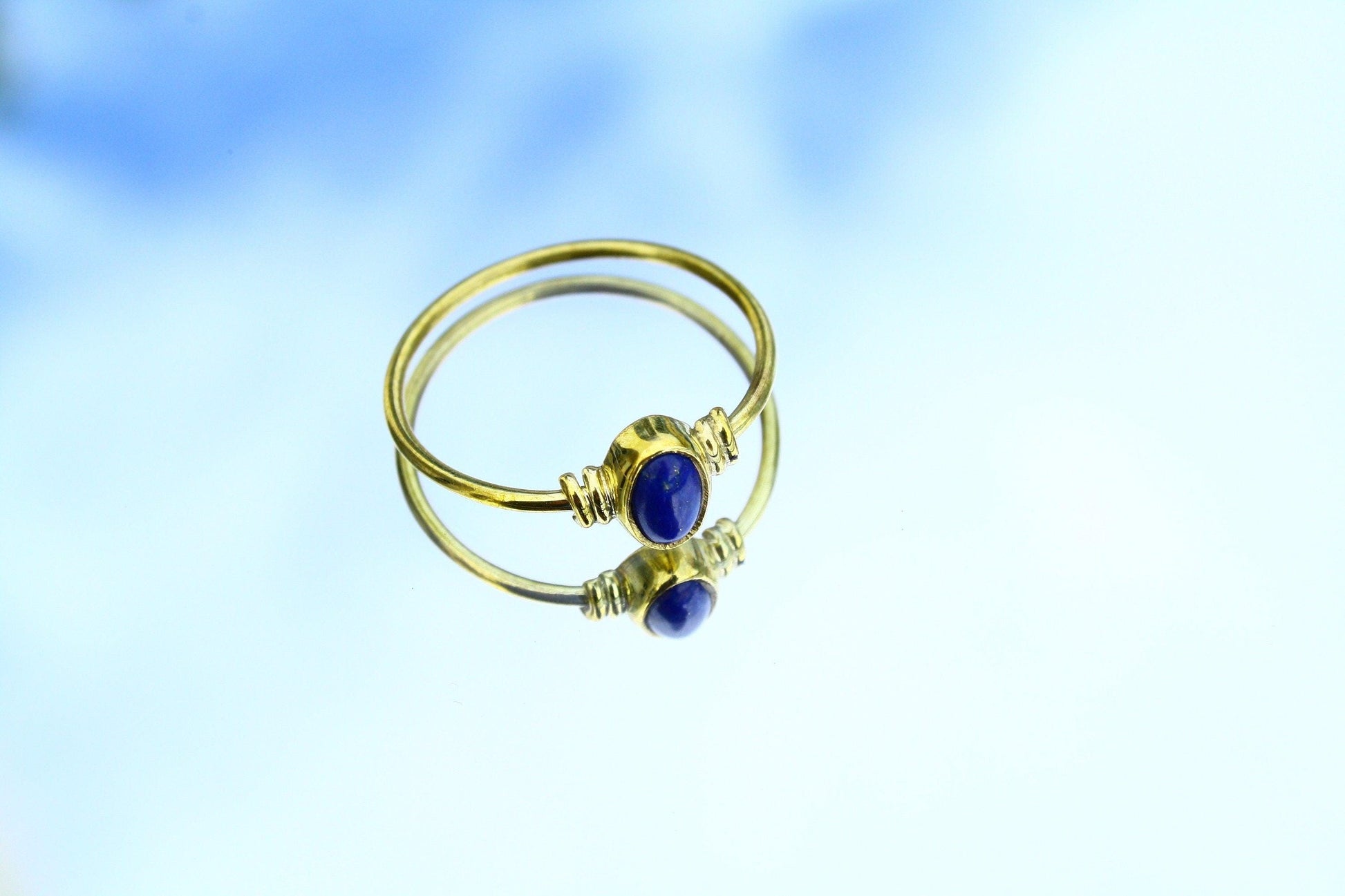Zarter Lapislazuli Ring aus Messing | Goldener Naturstein Ring Blau | Handgefertigter Boho Schmuck & Minimalistisches Geschenk – RSS1