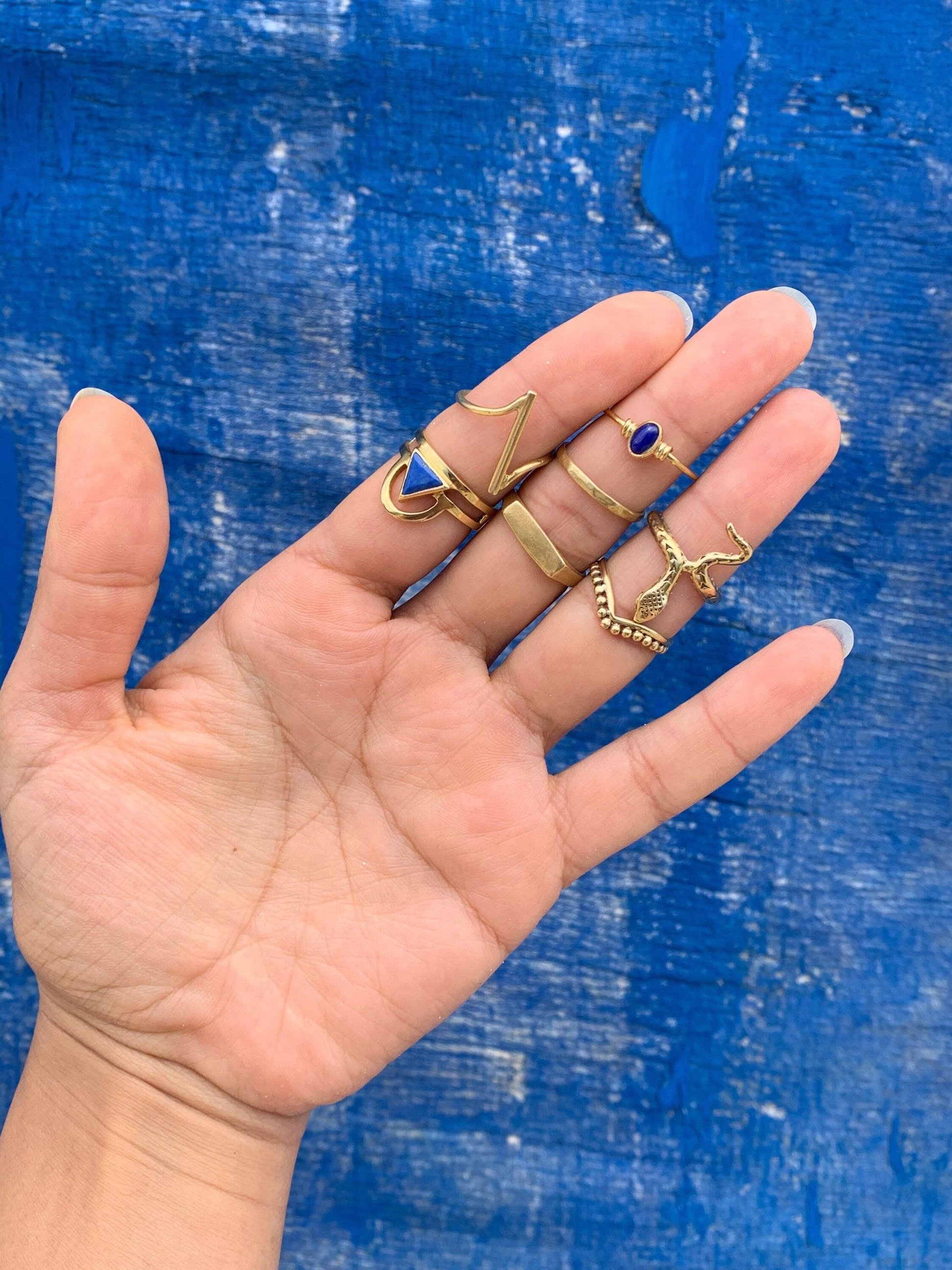 Zarter Lapislazuli Ring aus Messing | Goldener Naturstein Ring Blau | Handgefertigter Boho Schmuck & Minimalistisches Geschenk – RSS1