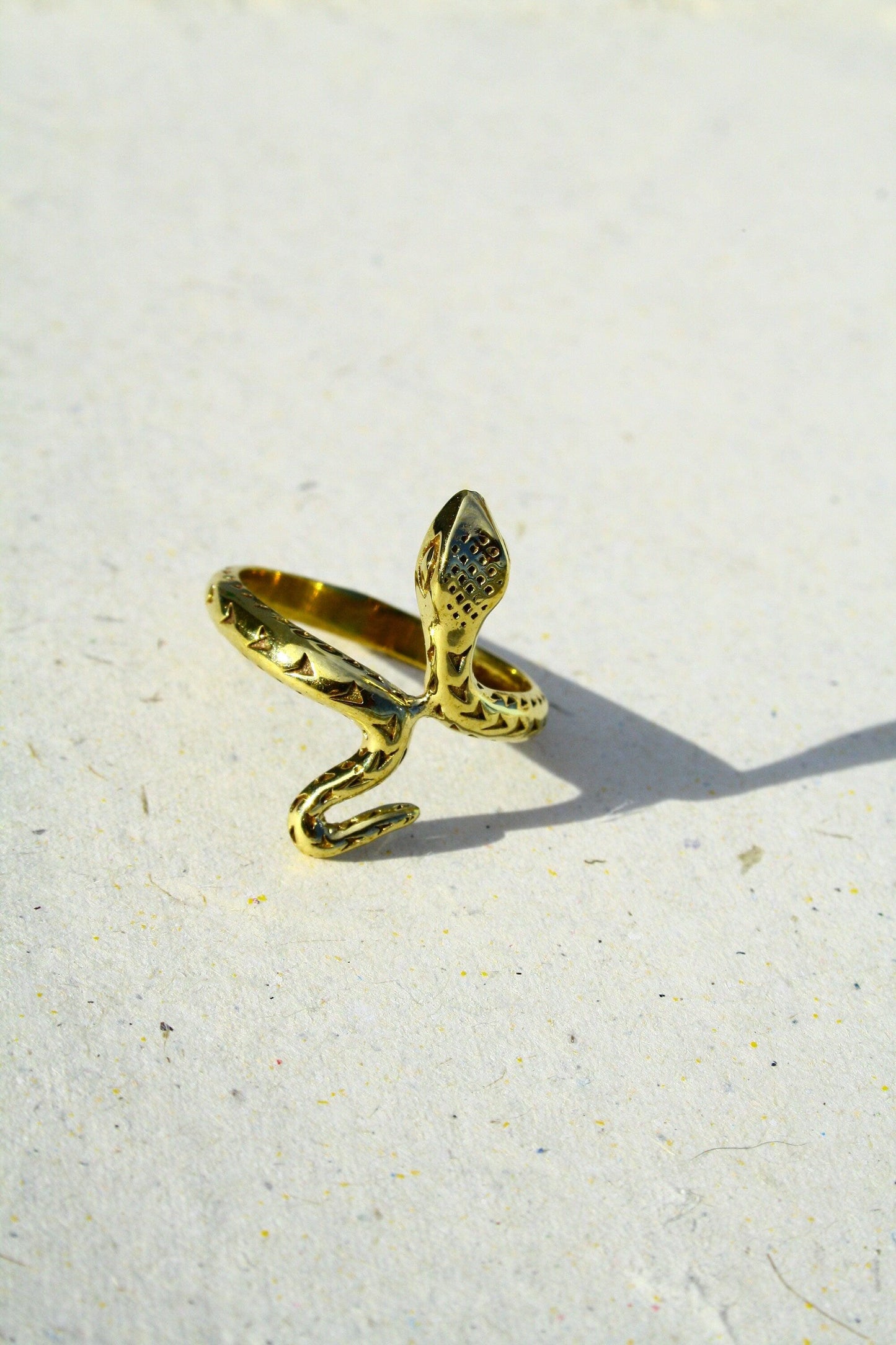 Goldfarbener Schlangenring aus Messing | Verstellbarer Snake Ring | Feiner Schlangenschmuck mit Details | Boho Vintage Statement Ring - RA1