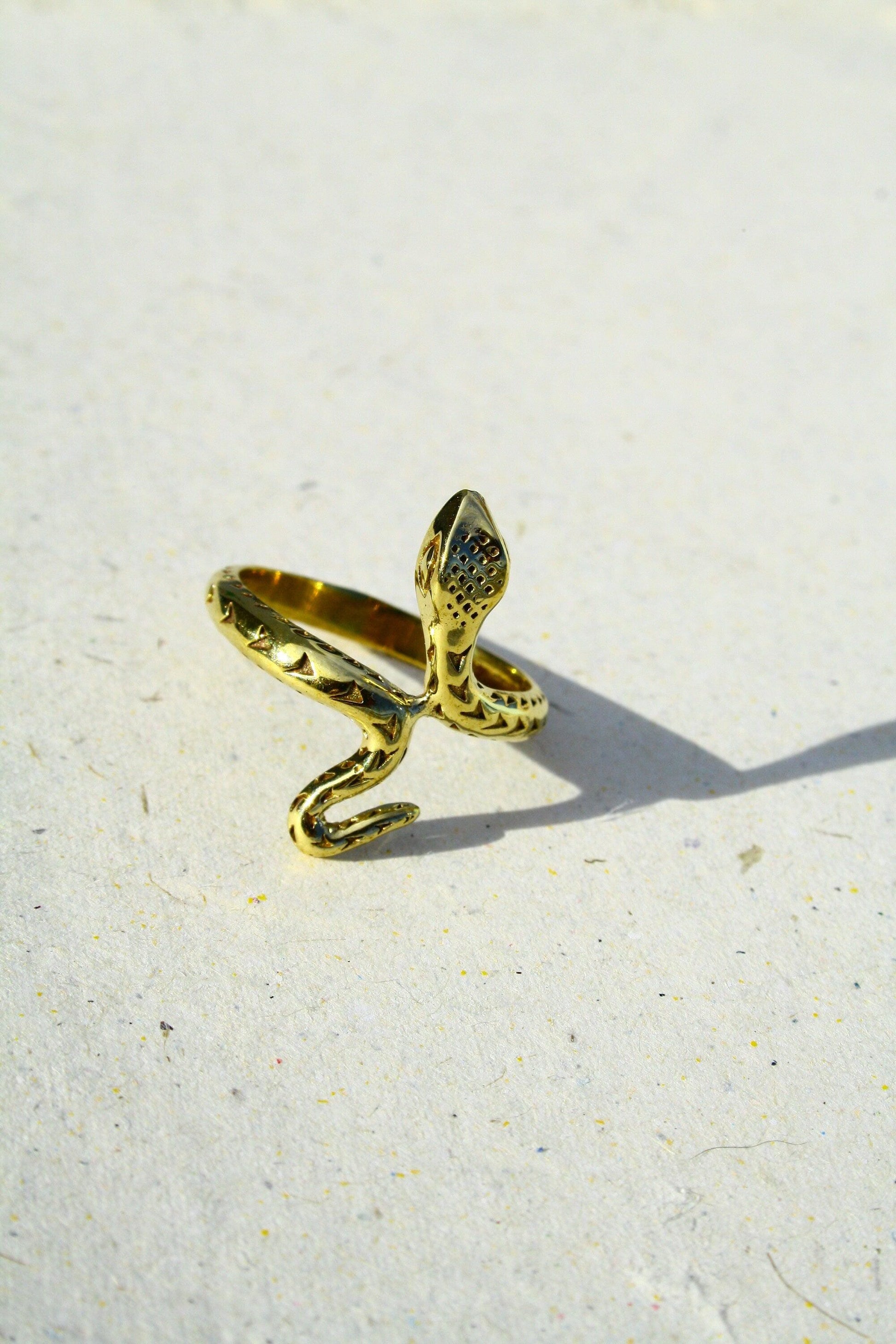 Goldfarbener Schlangenring aus Messing | Verstellbarer Snake Ring | Feiner Schlangenschmuck mit Details | Boho Vintage Statement Ring - RA1