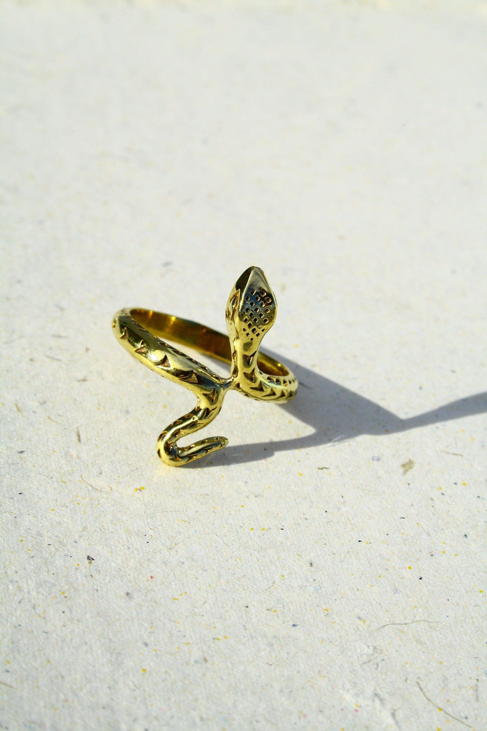 Goldfarbener Schlangenring aus Messing | Verstellbarer Snake Ring | Feiner Schlangenschmuck mit Details | Boho Vintage Statement Ring - RA1
