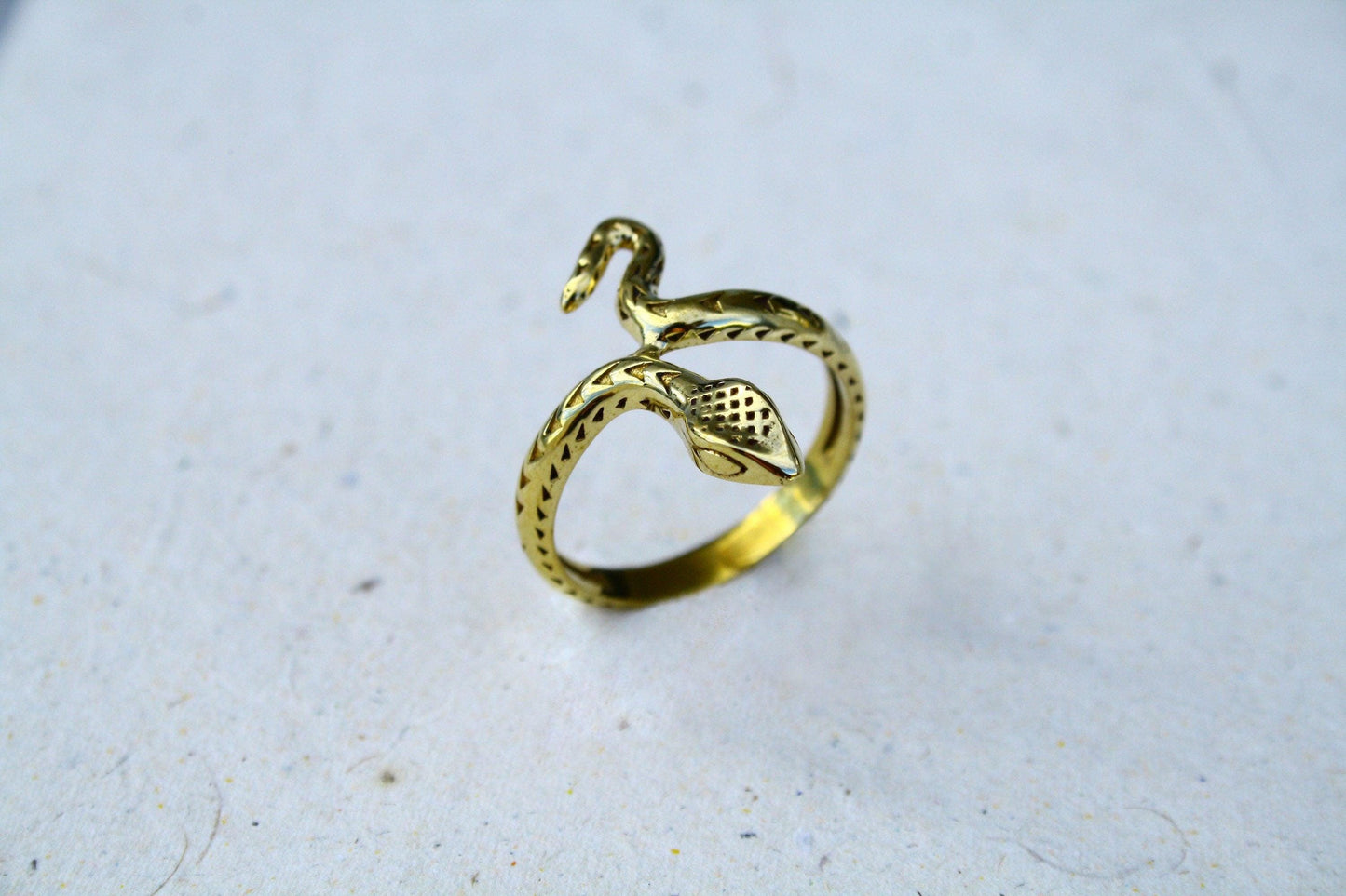 Goldfarbener Schlangenring aus Messing | Verstellbarer Snake Ring | Feiner Schlangenschmuck mit Details | Boho Vintage Statement Ring - RA1