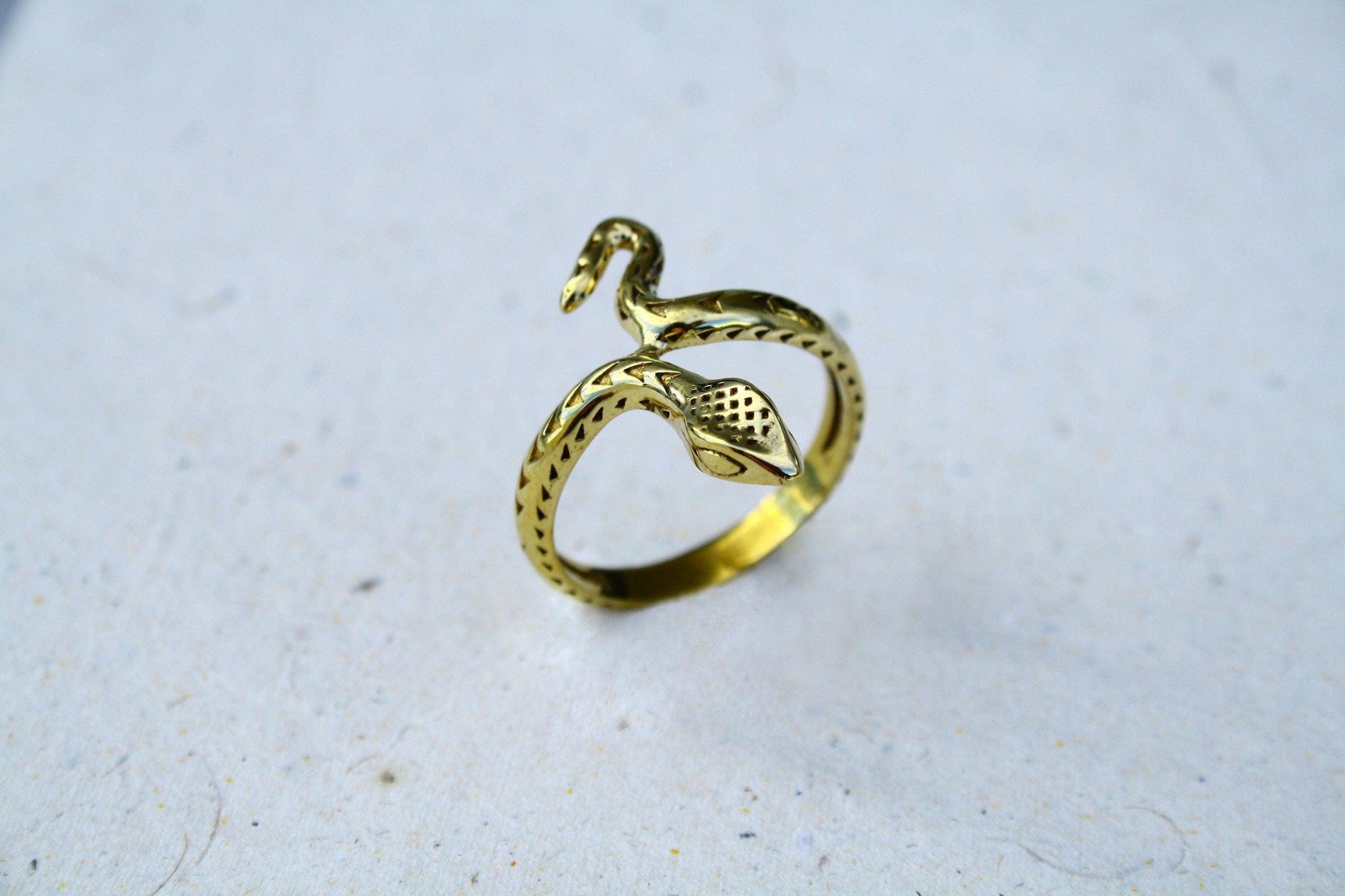 Goldfarbener Schlangenring aus Messing | Verstellbarer Snake Ring | Feiner Schlangenschmuck mit Details | Boho Vintage Statement Ring - RA1