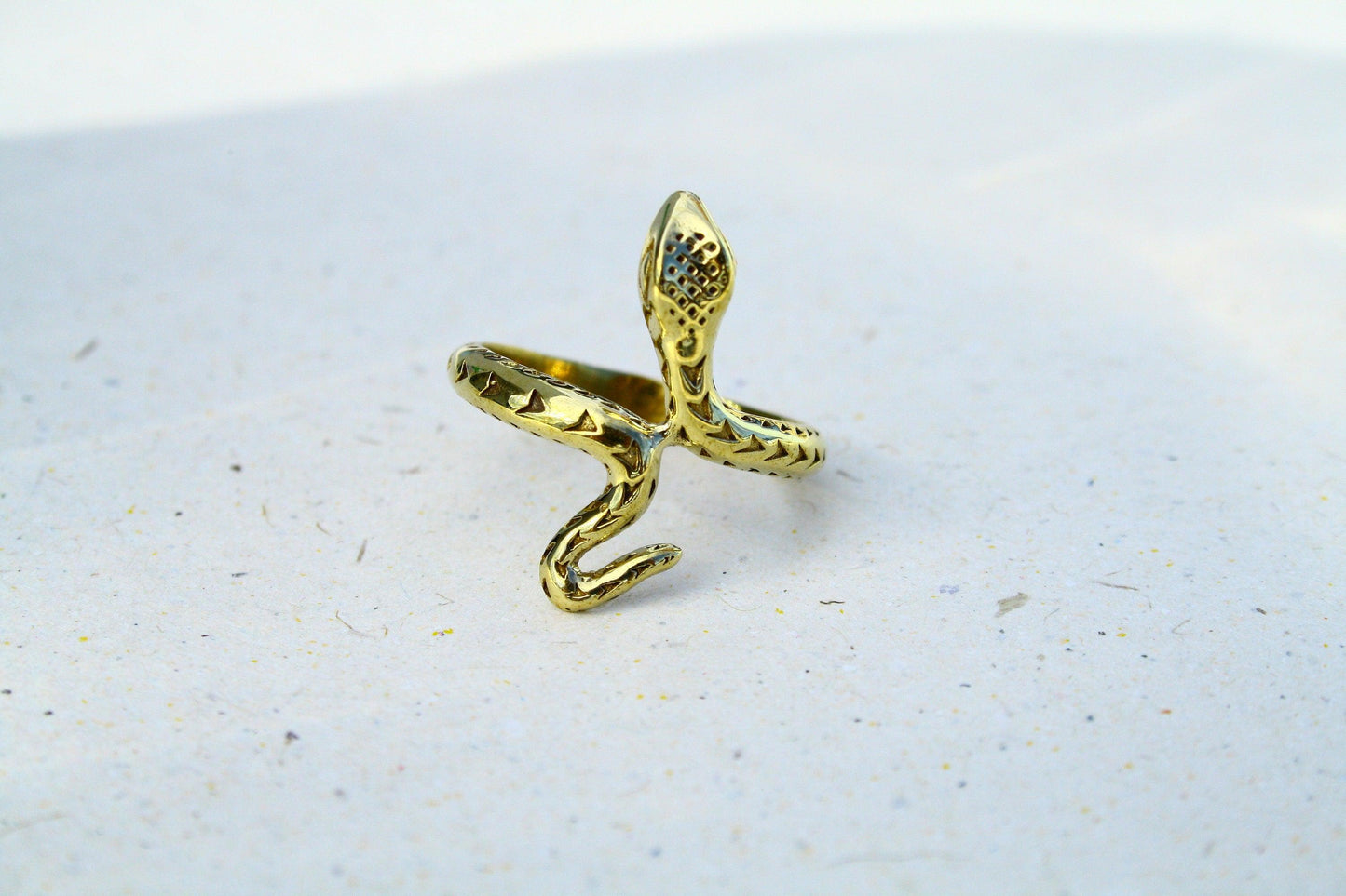 Goldfarbener Schlangenring aus Messing | Verstellbarer Snake Ring | Feiner Schlangenschmuck mit Details | Boho Vintage Statement Ring - RA1