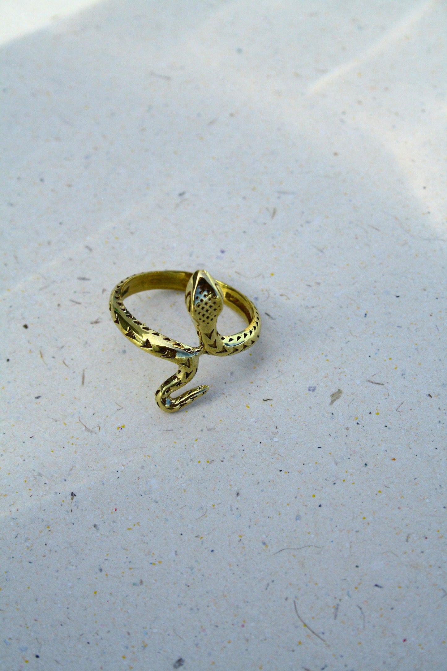 Goldfarbener Schlangenring aus Messing | Verstellbarer Snake Ring | Feiner Schlangenschmuck mit Details | Boho Vintage Statement Ring - RA1