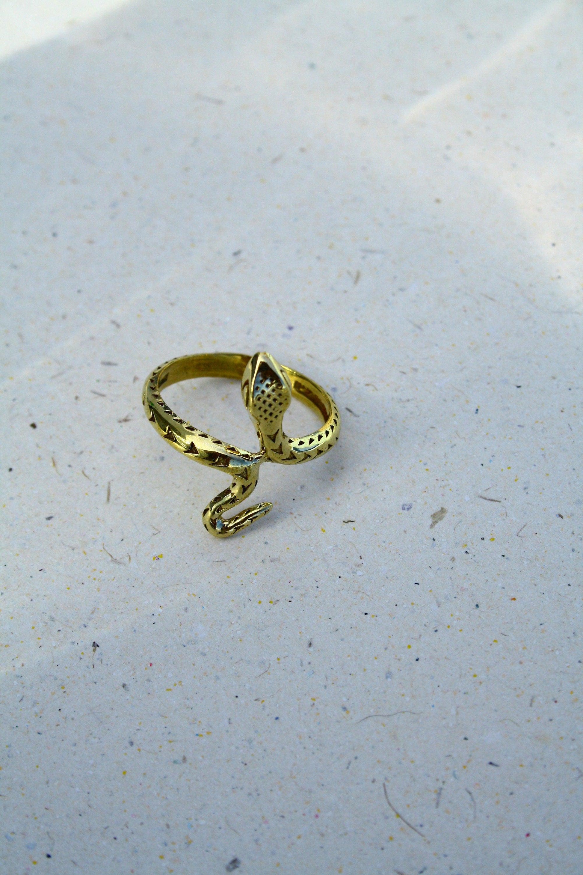 Goldfarbener Schlangenring aus Messing | Verstellbarer Snake Ring | Feiner Schlangenschmuck mit Details | Boho Vintage Statement Ring - RA1