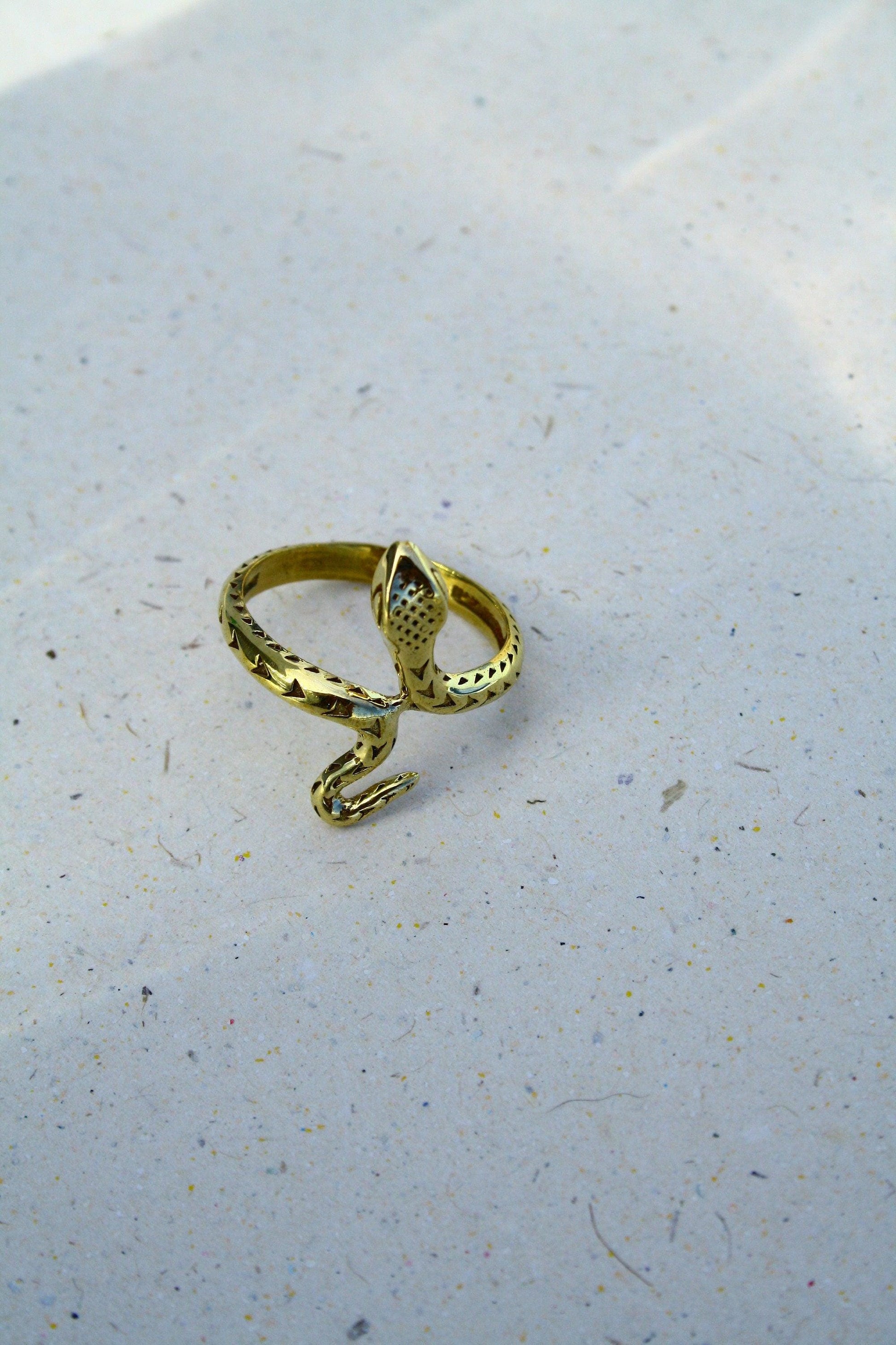 Goldfarbener Schlangenring aus Messing | Verstellbarer Snake Ring | Feiner Schlangenschmuck mit Details | Boho Vintage Statement Ring - RA1