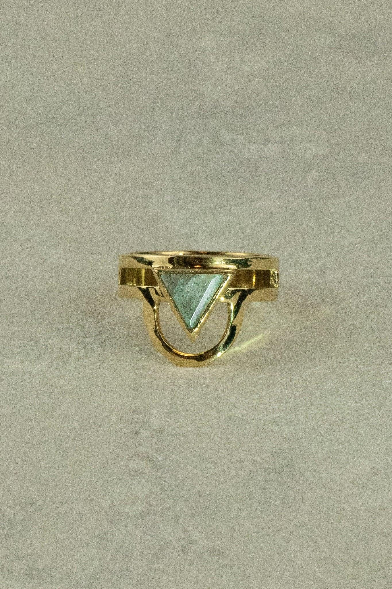 Lapis Lazuli Ring Gold - Dreieck Schliff - Massives Messing - Königsblauer Edelstein - Stein der Wahrheit - Wasserfest - Boho - Naiza RSM4