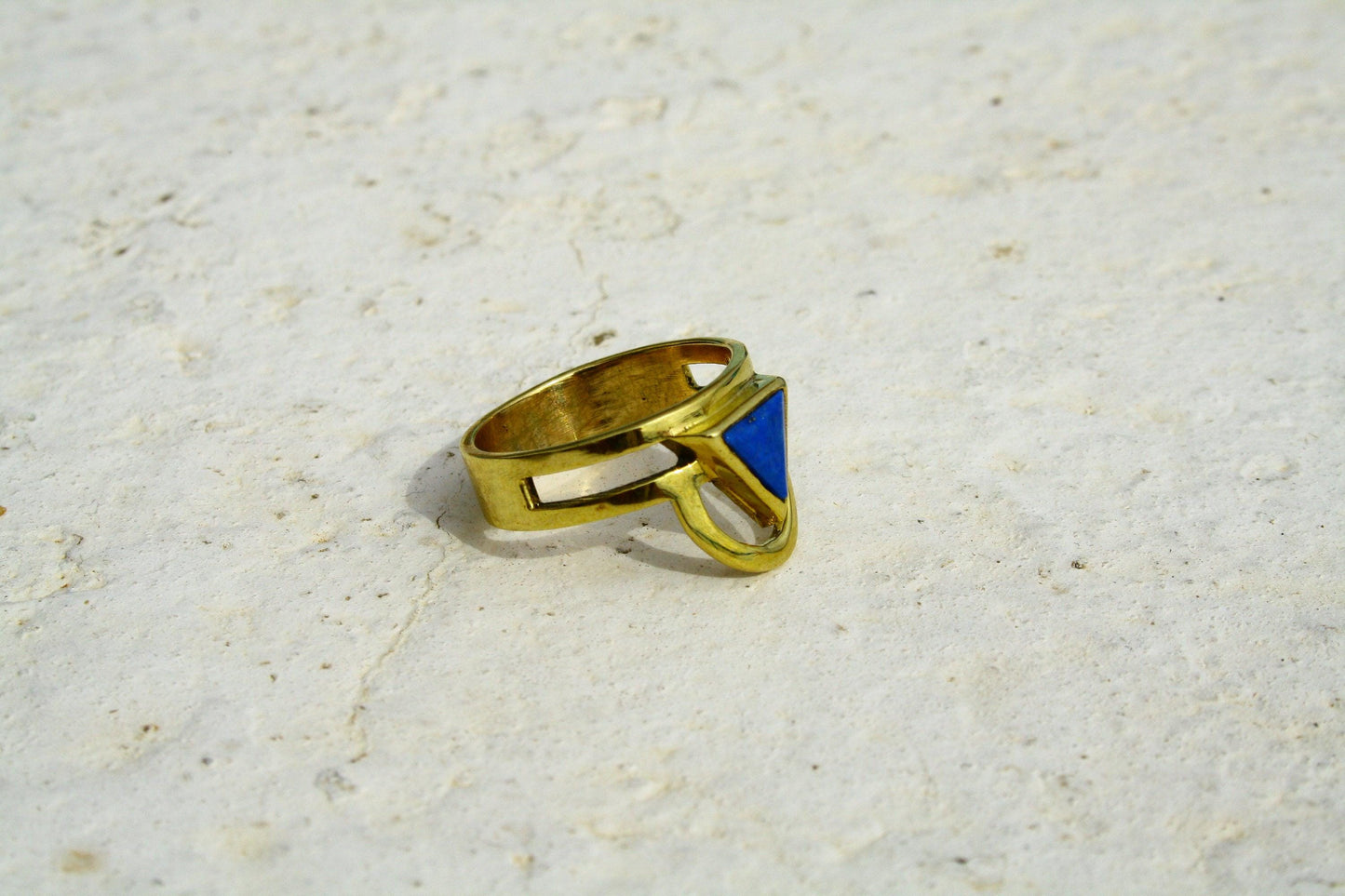 Lapis Lazuli Ring Gold - Dreieck Schliff - Massives Messing - Königsblauer Edelstein - Stein der Wahrheit - Wasserfest - Boho - Naiza RSM4