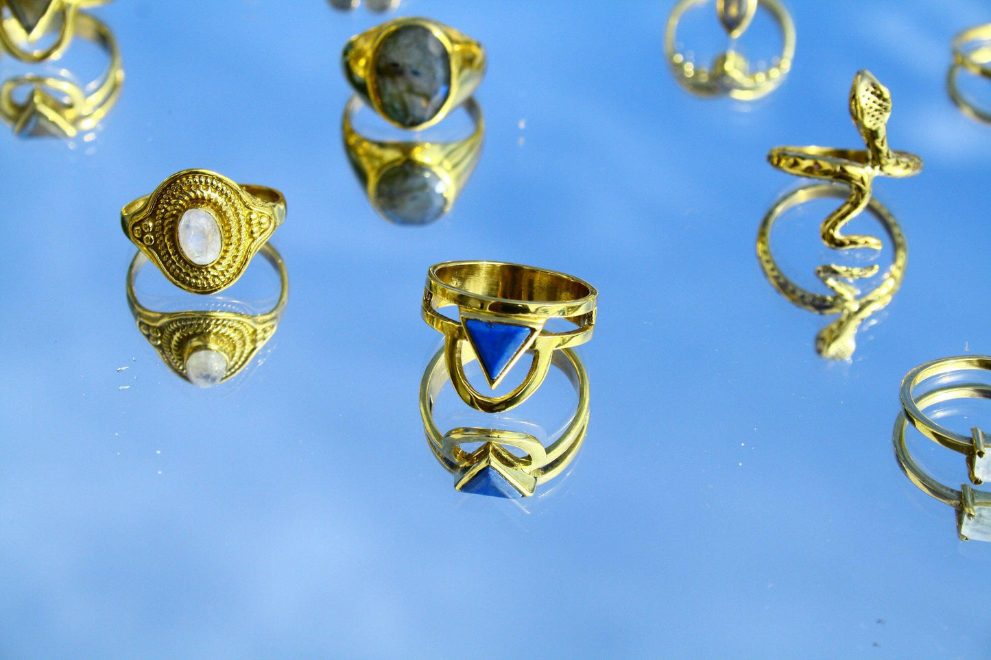 Lapis Lazuli Ring Gold - Dreieck Schliff - Massives Messing - Königsblauer Edelstein - Stein der Wahrheit - Wasserfest - Boho - Naiza RSM4