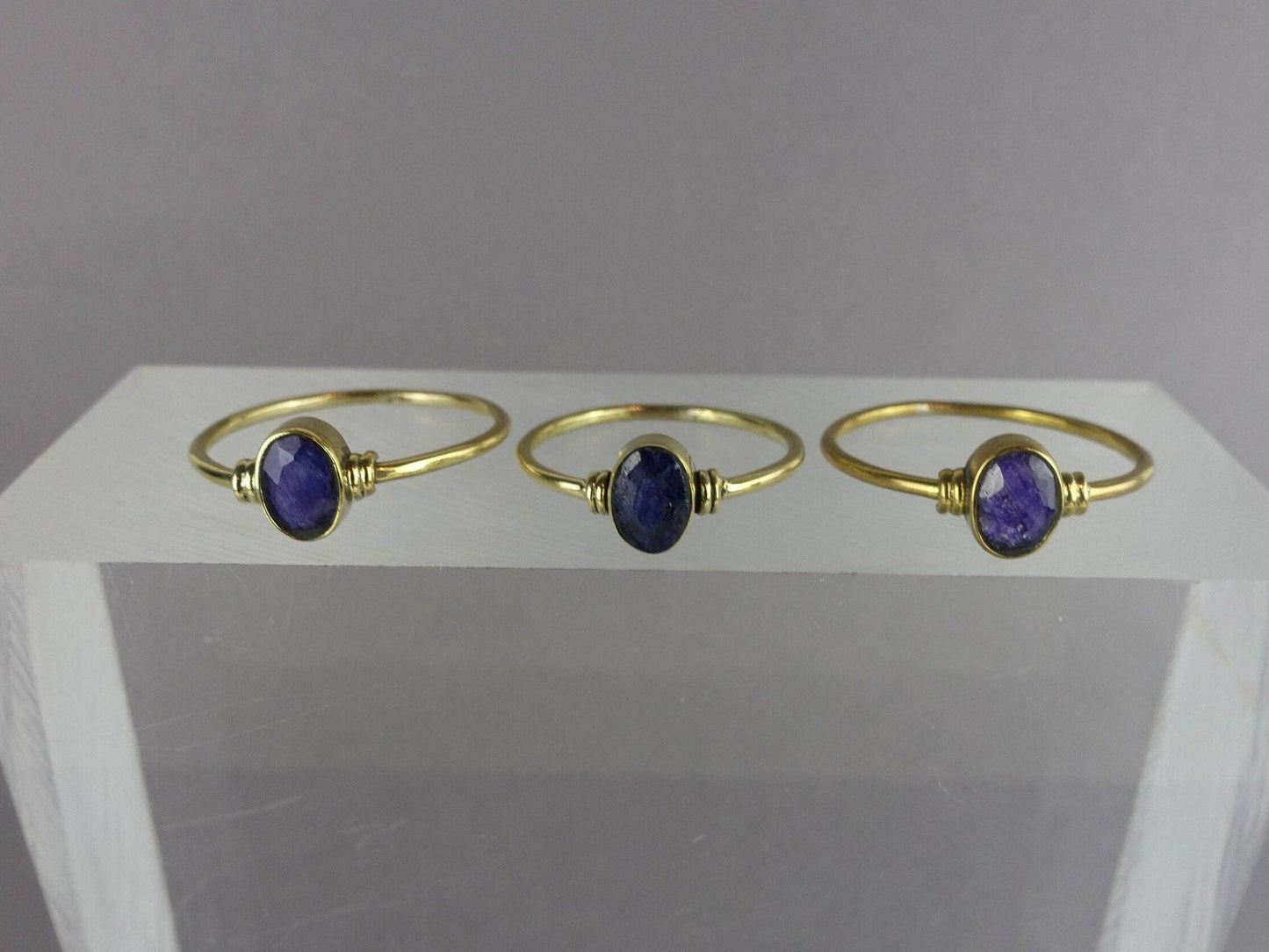 Amethystring aus Messing mit Ovalschliff