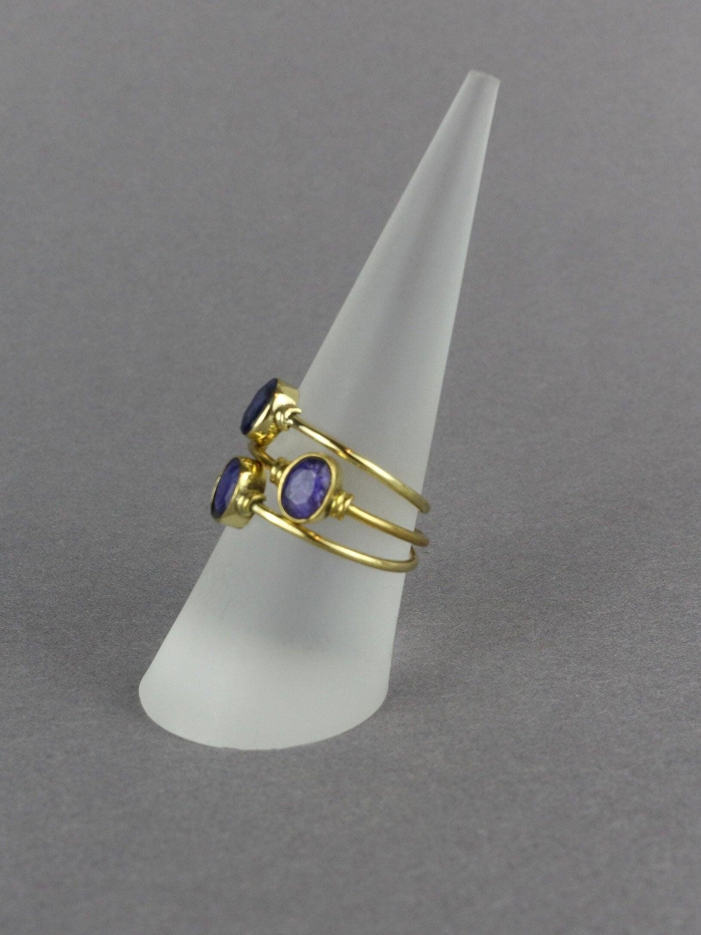 Amethystring aus Messing mit Ovalschliff