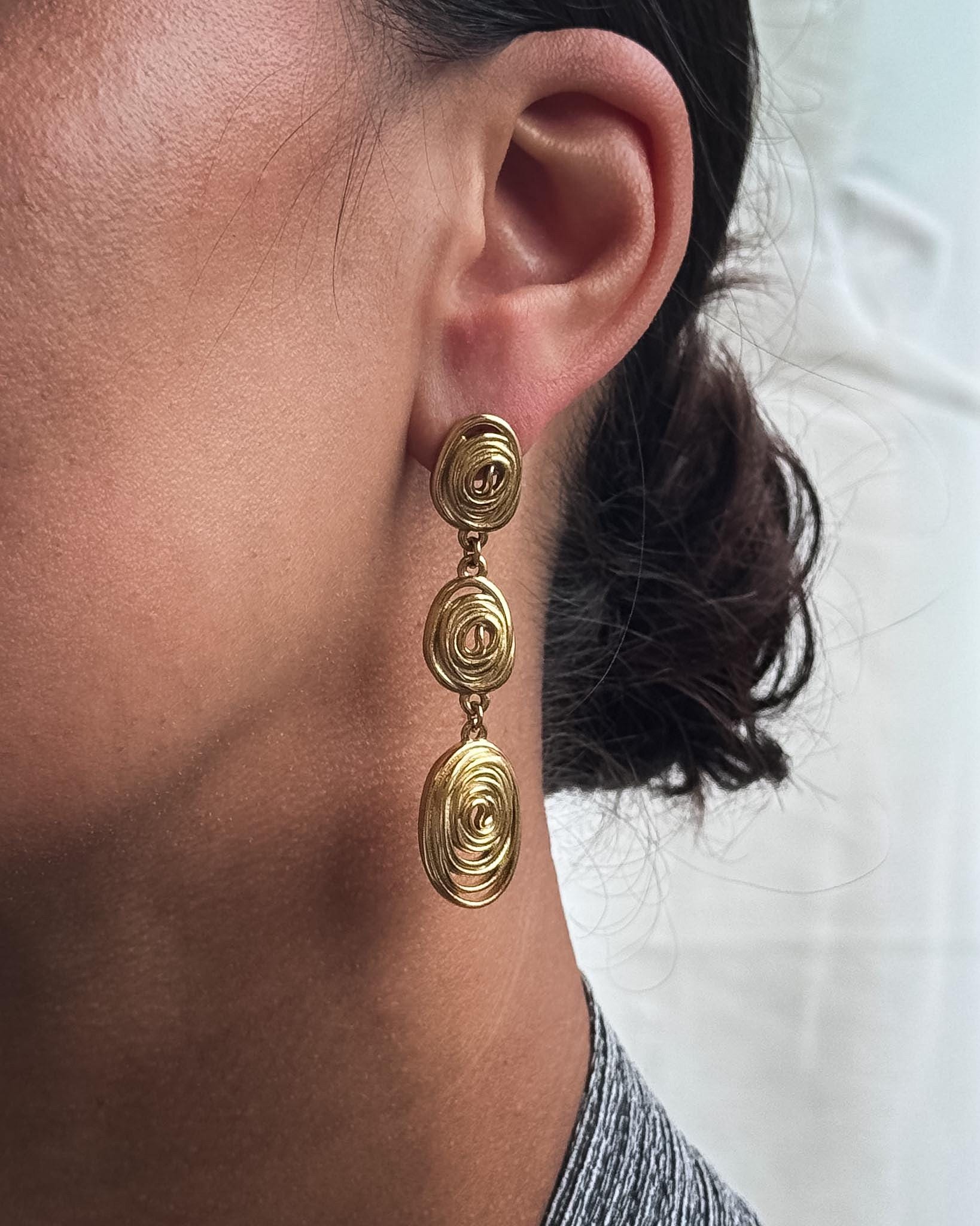 Lange Ohrringe Gold, Edelstahl 14k vergoldet, Strukturierte Statement Ohrringe, Leichte Drop Earrings - EL1