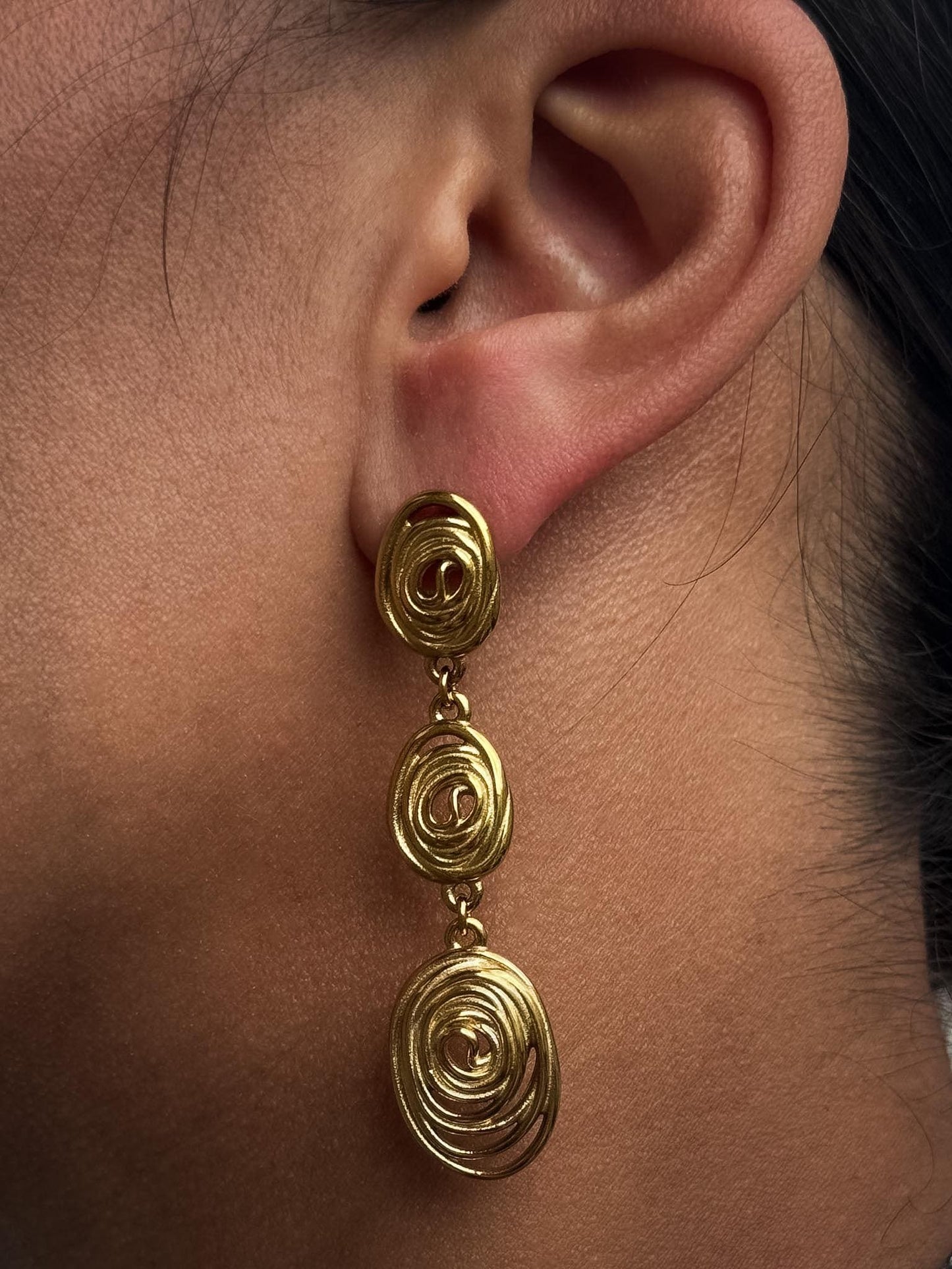 Lange Ohrringe Gold, Edelstahl 14k vergoldet, Strukturierte Statement Ohrringe, Leichte Drop Earrings - EL1