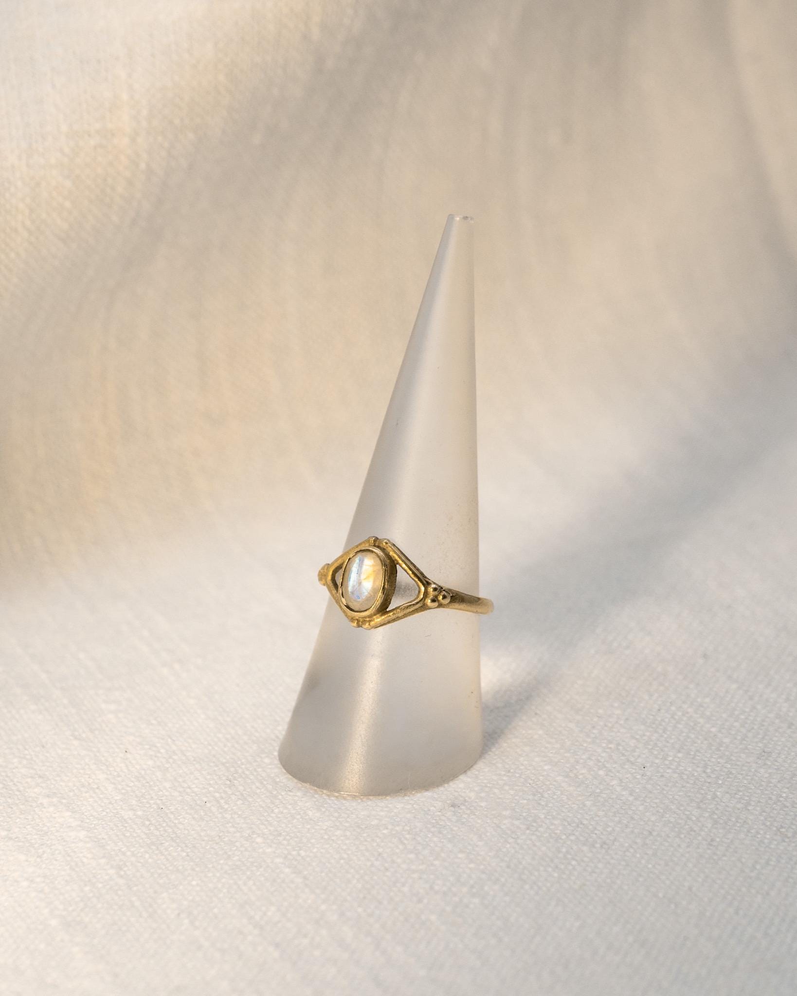 Mondstein Ring Messing, Geometrischer Statement Ring, Goldener Boho Ring, Feiner Kristall Schmuck Damen, Edler Blauschimmernder Ring - RSM14