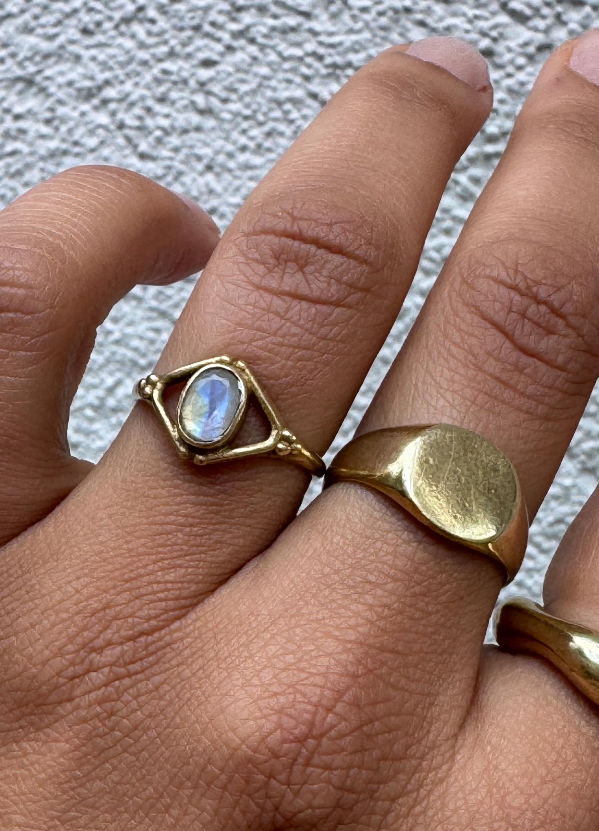 Mondstein Ring Messing, Geometrischer Statement Ring, Goldener Boho Ring, Feiner Kristall Schmuck Damen, Edler Blauschimmernder Ring - RSM14