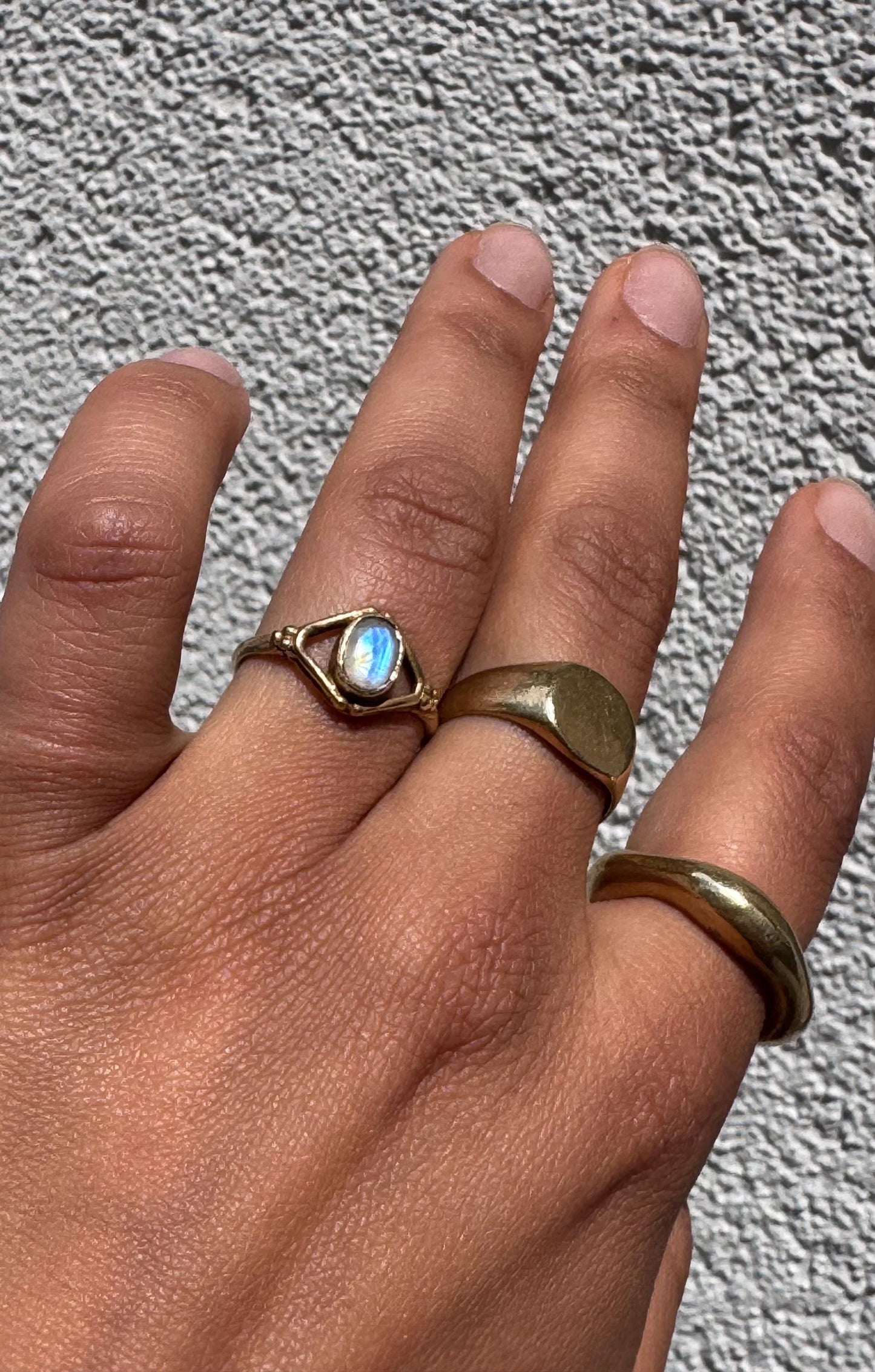 Mondstein Ring Messing, Geometrischer Statement Ring, Goldener Boho Ring, Feiner Kristall Schmuck Damen, Edler Blauschimmernder Ring - RSM14