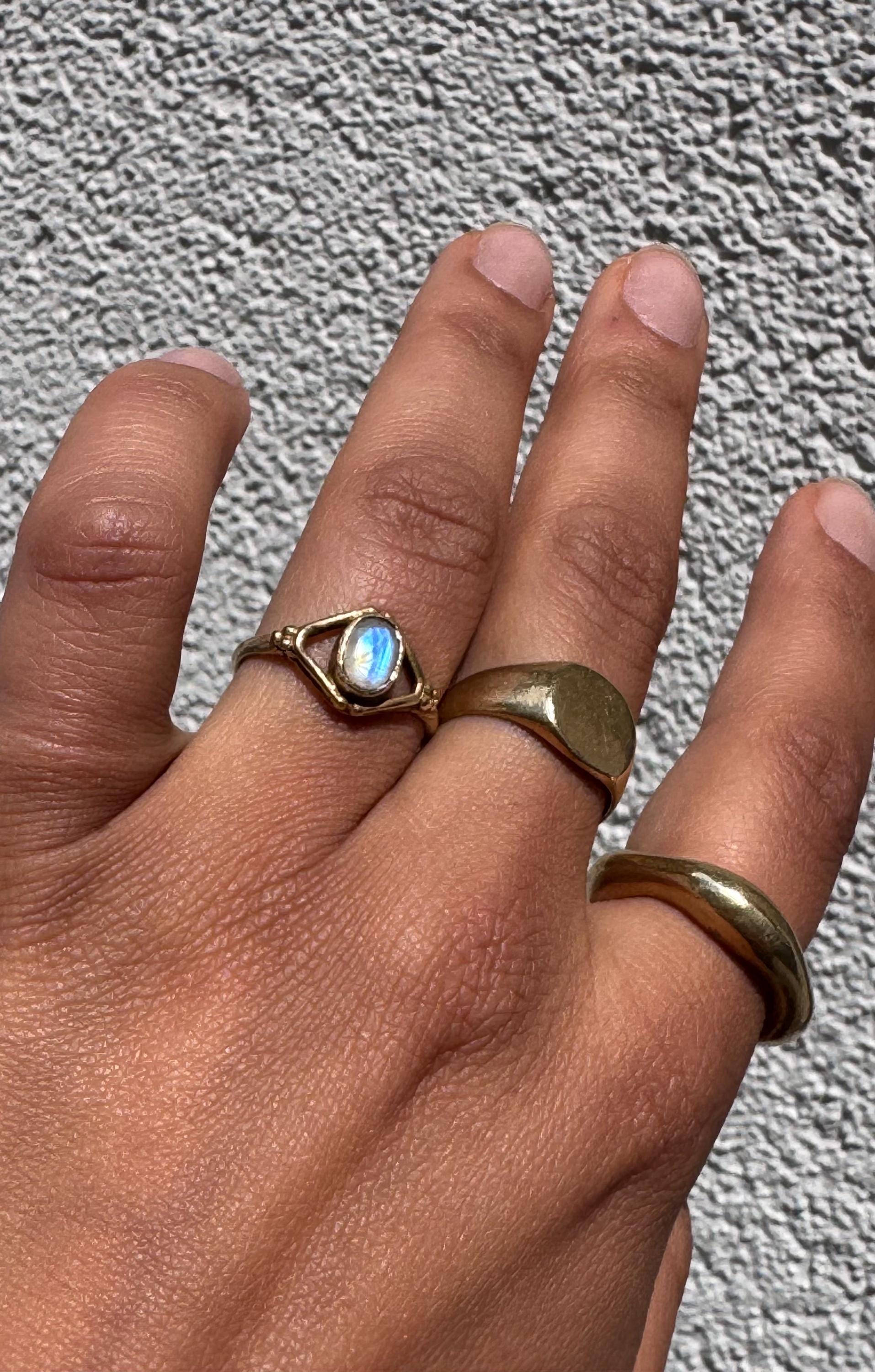 Mondstein Ring Messing, Geometrischer Statement Ring, Goldener Boho Ring, Feiner Kristall Schmuck Damen, Edler Blauschimmernder Ring - RSM14