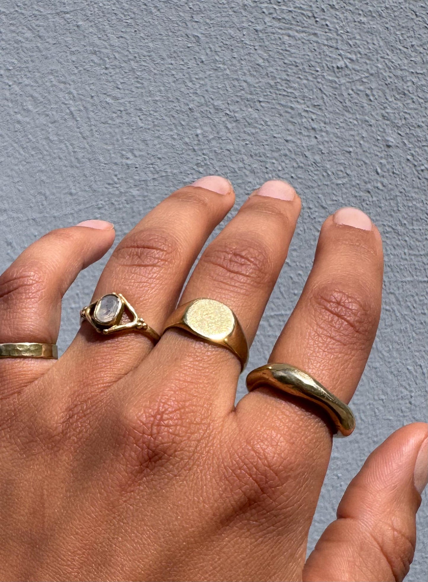 Mondstein Ring Messing, Geometrischer Statement Ring, Goldener Boho Ring, Feiner Kristall Schmuck Damen, Edler Blauschimmernder Ring - RSM14
