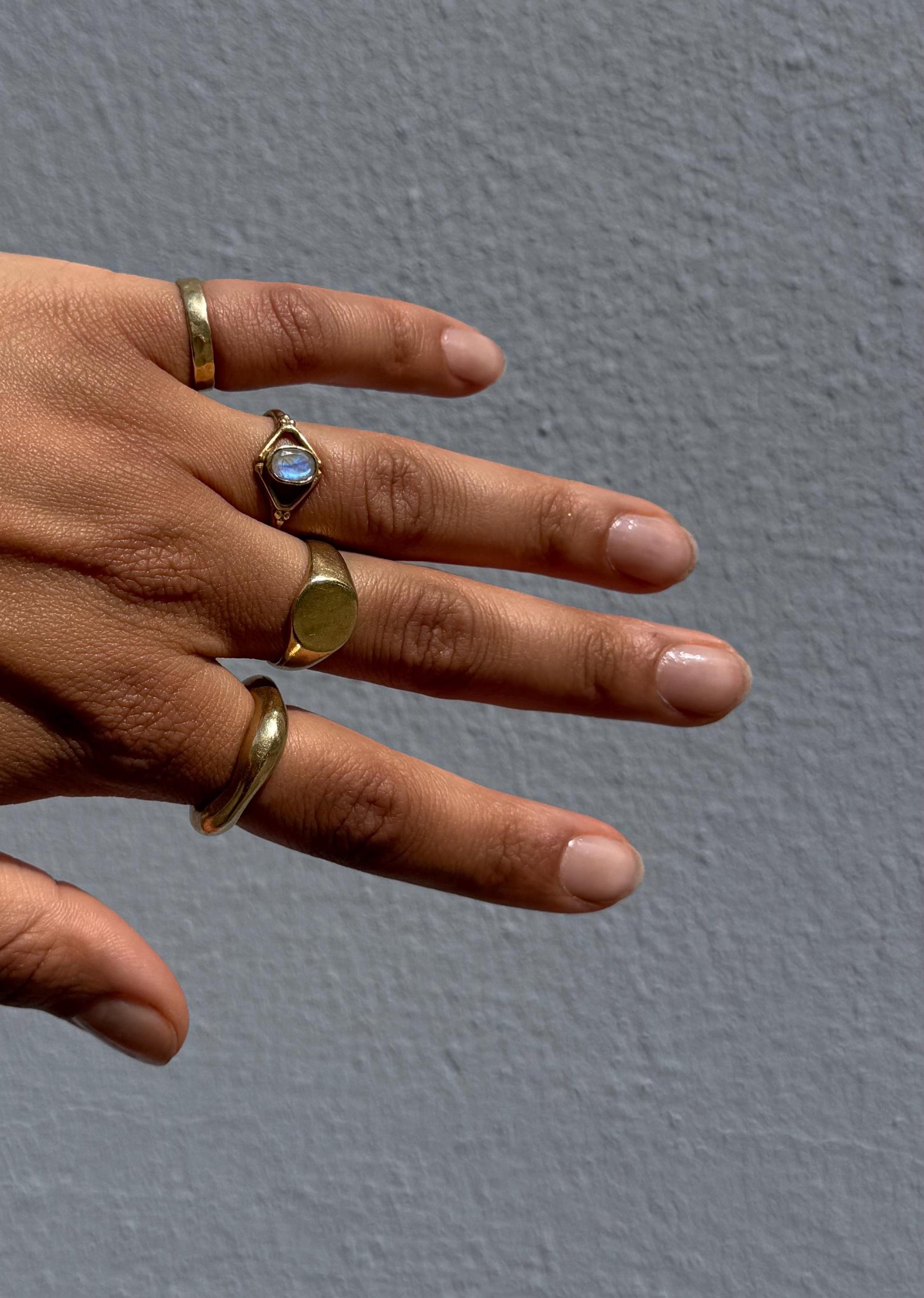 Mondstein Ring Messing, Geometrischer Statement Ring, Goldener Boho Ring, Feiner Kristall Schmuck Damen, Edler Blauschimmernder Ring - RSM14