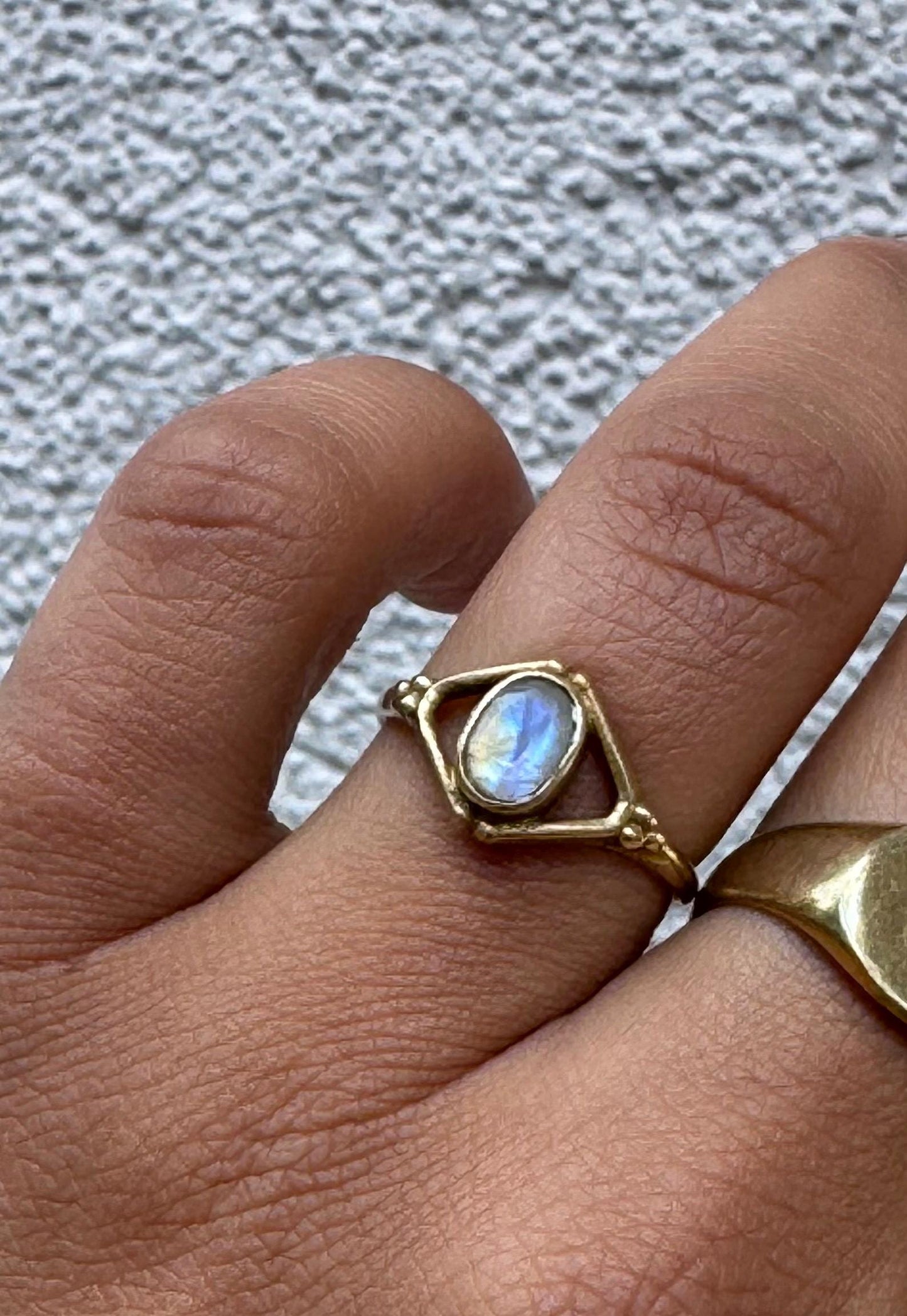 Mondstein Ring Messing, Geometrischer Statement Ring, Goldener Boho Ring, Feiner Kristall Schmuck Damen, Edler Blauschimmernder Ring - RSM14