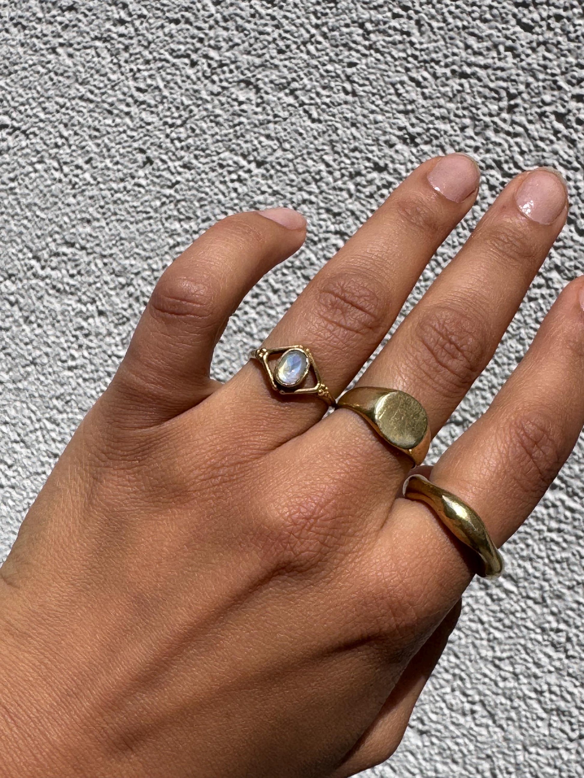 Mondstein Ring Messing, Geometrischer Statement Ring, Goldener Boho Ring, Feiner Kristall Schmuck Damen, Edler Blauschimmernder Ring - RSM14