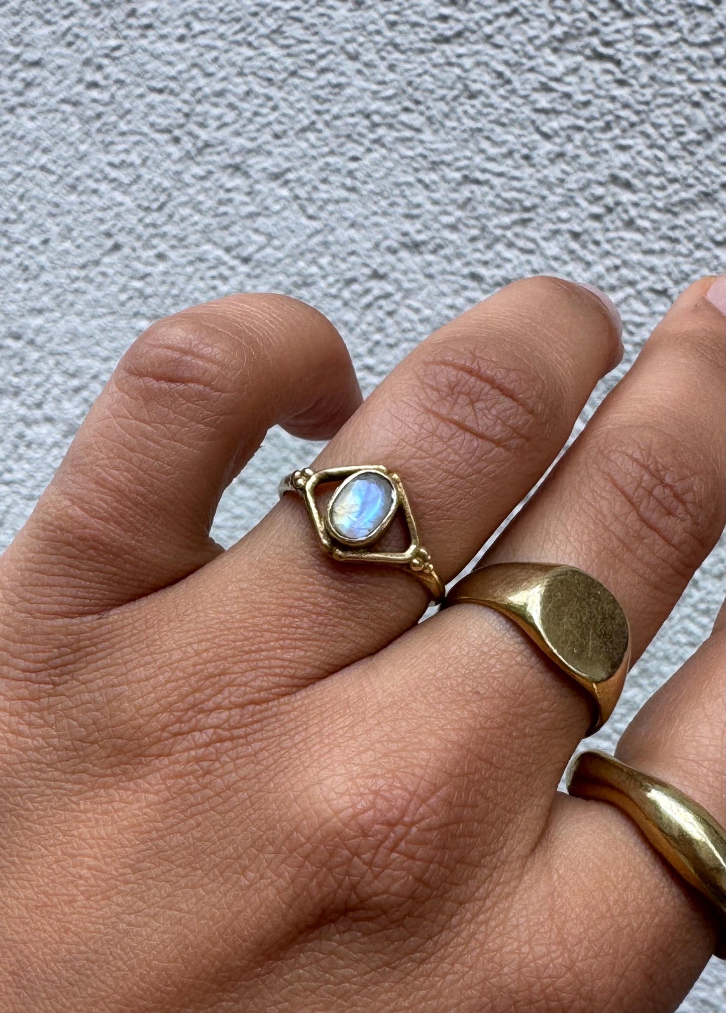 Mondstein Ring Messing, Geometrischer Statement Ring, Goldener Boho Ring, Feiner Kristall Schmuck Damen, Edler Blauschimmernder Ring - RSM14