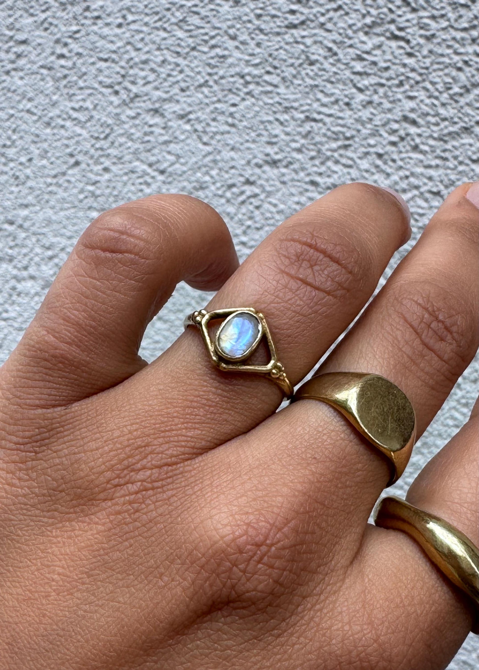 Mondstein Ring Messing, Geometrischer Statement Ring, Goldener Boho Ring, Feiner Kristall Schmuck Damen, Edler Blauschimmernder Ring - RSM14