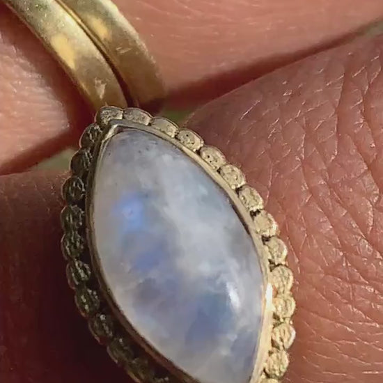 Statement Ring mit Mondstein | Großer Messingring mit augenförmigem Edelstein | Handgemachter Boho-Ring | RSL8_mon