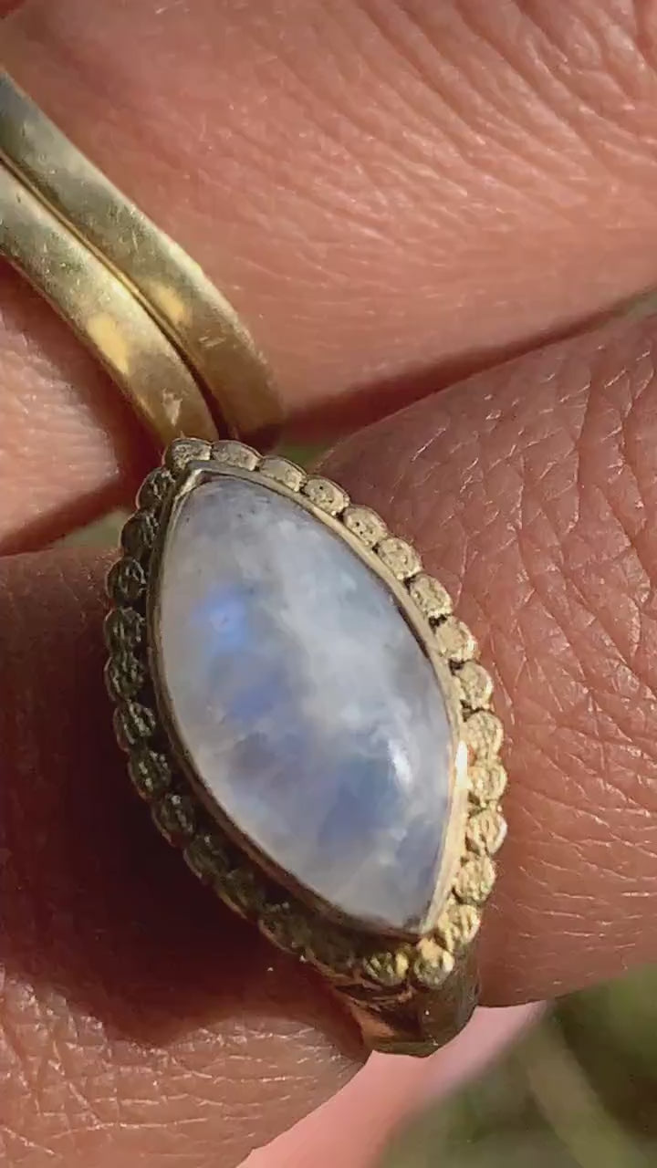Statement Ring mit Mondstein | Großer Messingring mit augenförmigem Edelstein | Handgemachter Boho-Ring | RSL8_mon