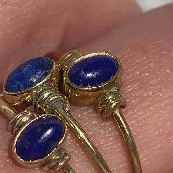 Zarter Lapislazuli Ring aus Messing | Goldener Naturstein Ring Blau | Handgefertigter Boho Schmuck & Minimalistisches Geschenk – RSS1