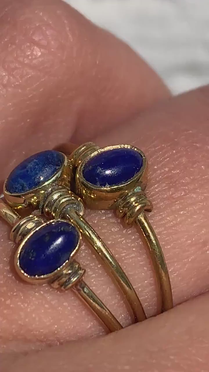 Zarter Lapislazuli Ring aus Messing | Goldener Naturstein Ring Blau | Handgefertigter Boho Schmuck & Minimalistisches Geschenk – RSS1