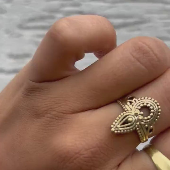Edler Statement-Ring mit feinen Ornamenten • Kunstvolles Design • Goldfarbenes Messing